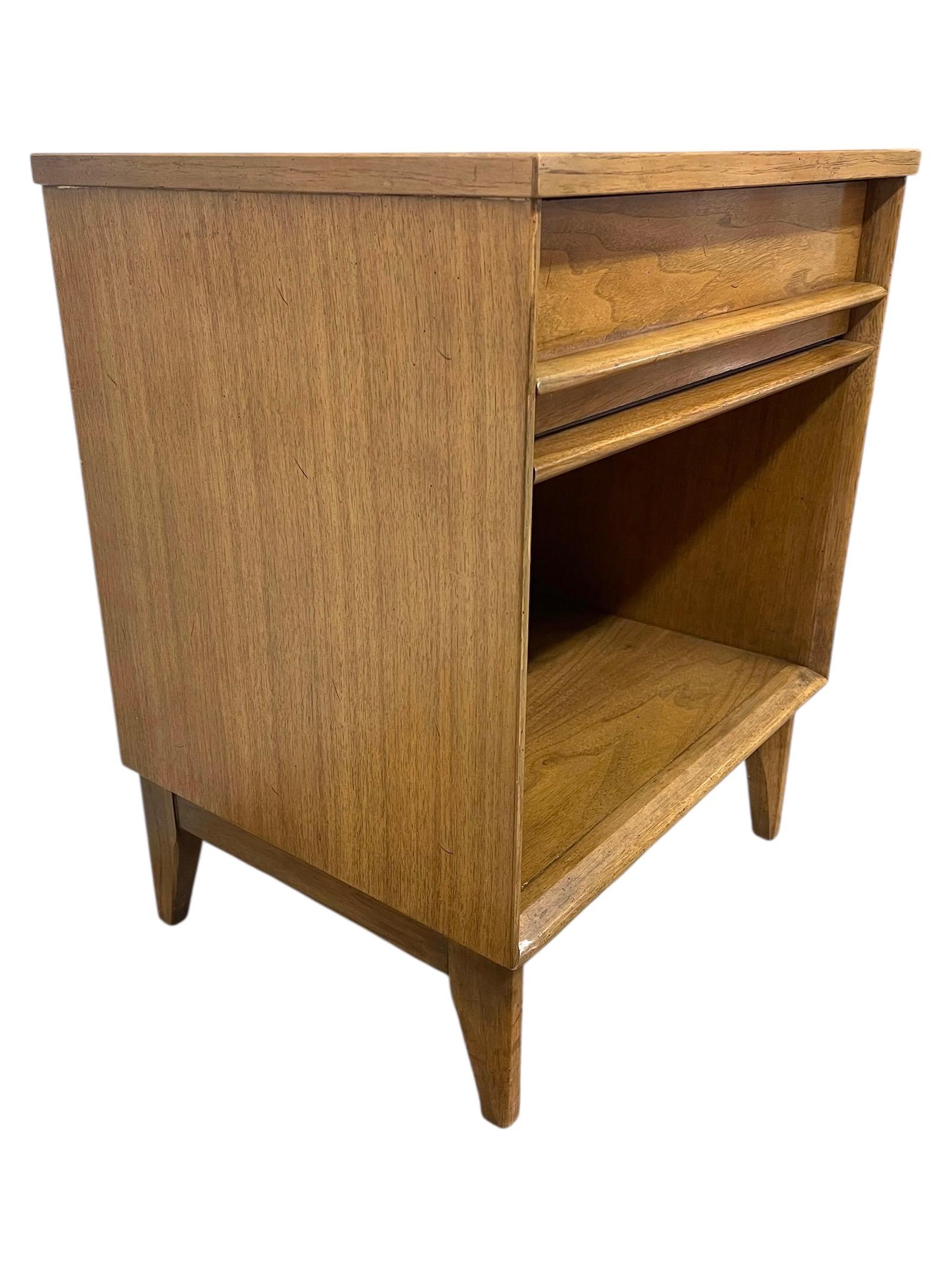 Wood Vintage Mid-Century Modern Nightstand with Drawer and Open Shelf For Sale