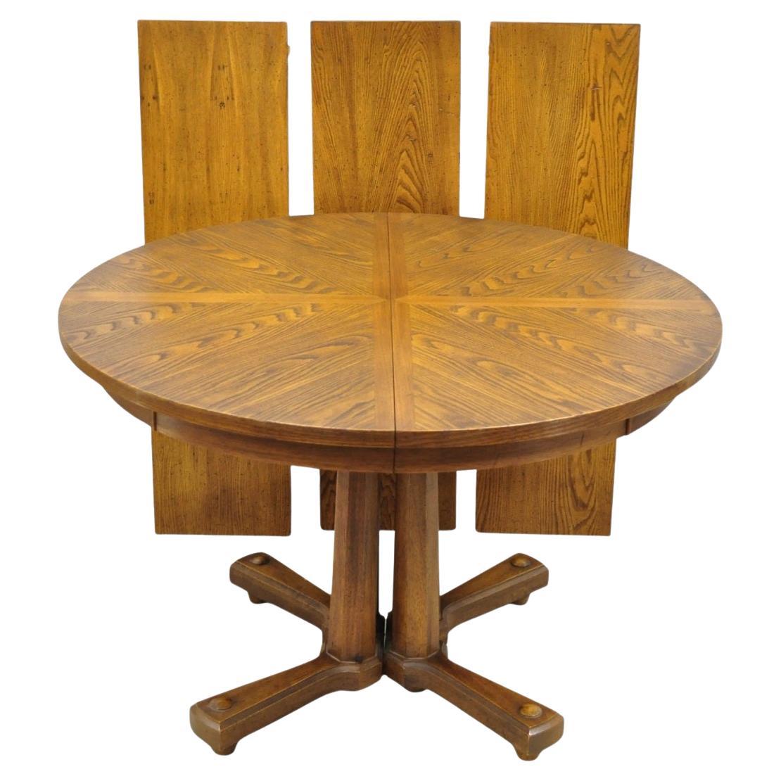 Vintage Mid Century Modern Oak Sunburst Round Extension Pedestal Dining Table im Angebot