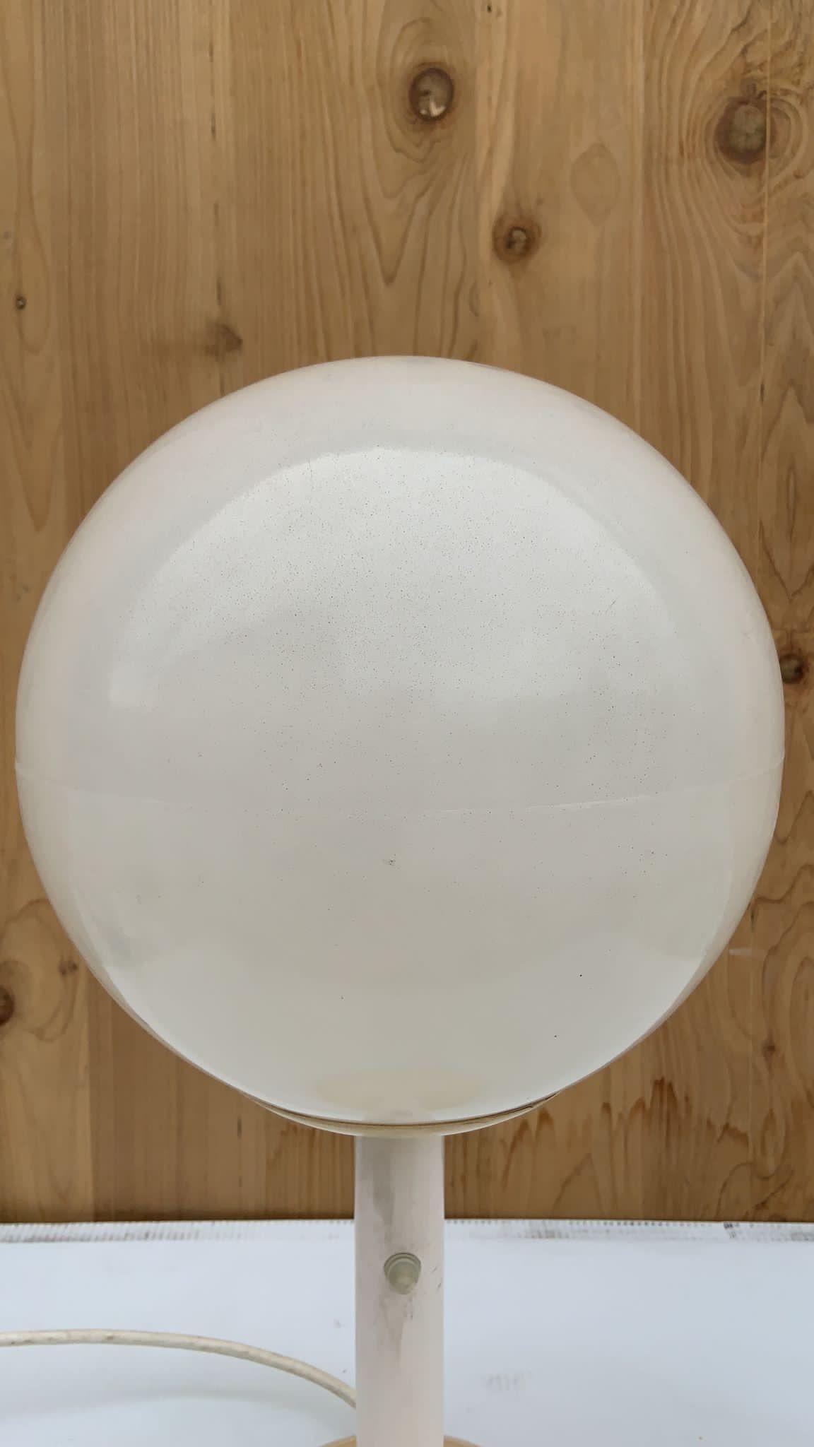 Vintage Mid Century Modern Olympia Lunar 1 Indoor/Outdoor Globe Lamp 

Vintage MCM fun and funky cream acrylic globe lamp made by Olympia Lunar 1. Suitable for indoor and outdoor use. 

Circa 1960 

Dimensions:

H 25
