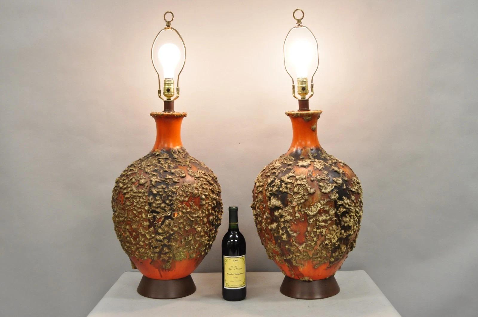 Bitte teilen Sie uns Ihre Postleitzahl mit, um ein günstigeres Angebot für den Versand innerhalb der USA anzufordern.

Vintage Mid Century Modern Orange Drip Lava Glaze Large Ceramic Pottery Table Lamps - a Pair. Circa Mitte des 20. Jahrhunderts.