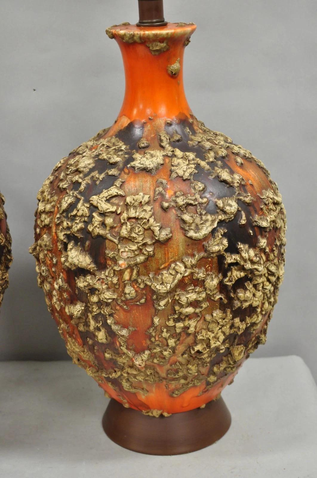 Vintage Mid Century Modern Orange Drip Lava Glaze Große Keramik Tischlampe Paar (Moderne der Mitte des Jahrhunderts) im Angebot