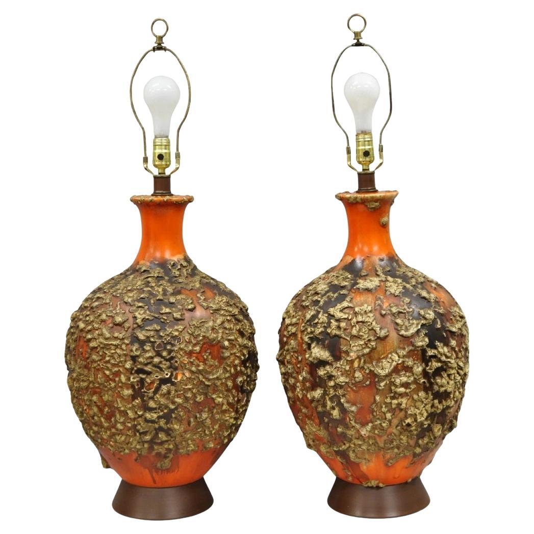 Vintage Mid Century Modern Orange Drip Lava Glaze Große Keramik Tischlampe Paar im Angebot