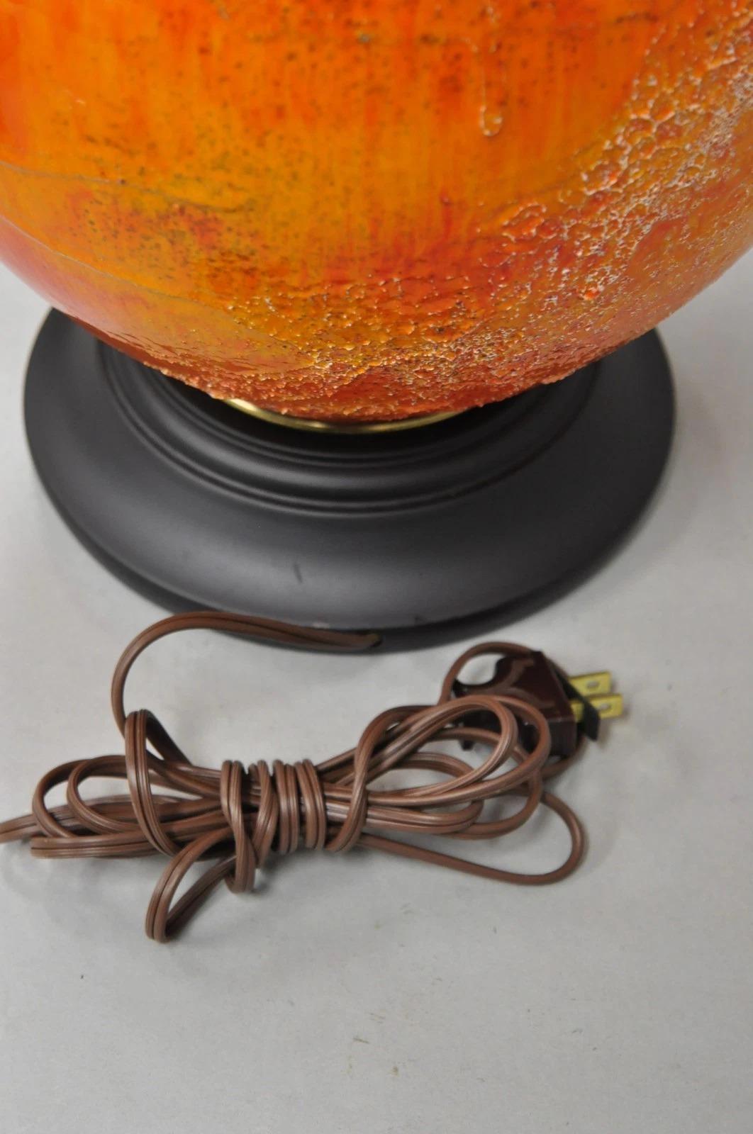 Lámpara de sobremesa vintage de cerámica esmaltada de lava naranja de mediados del siglo XX en venta 4