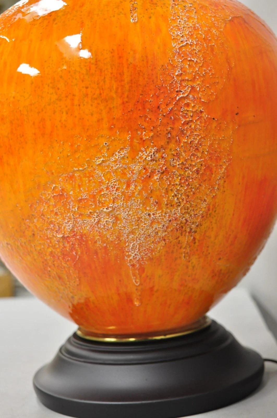 Lámpara de sobremesa vintage de cerámica esmaltada de lava naranja de mediados del siglo XX en venta 5