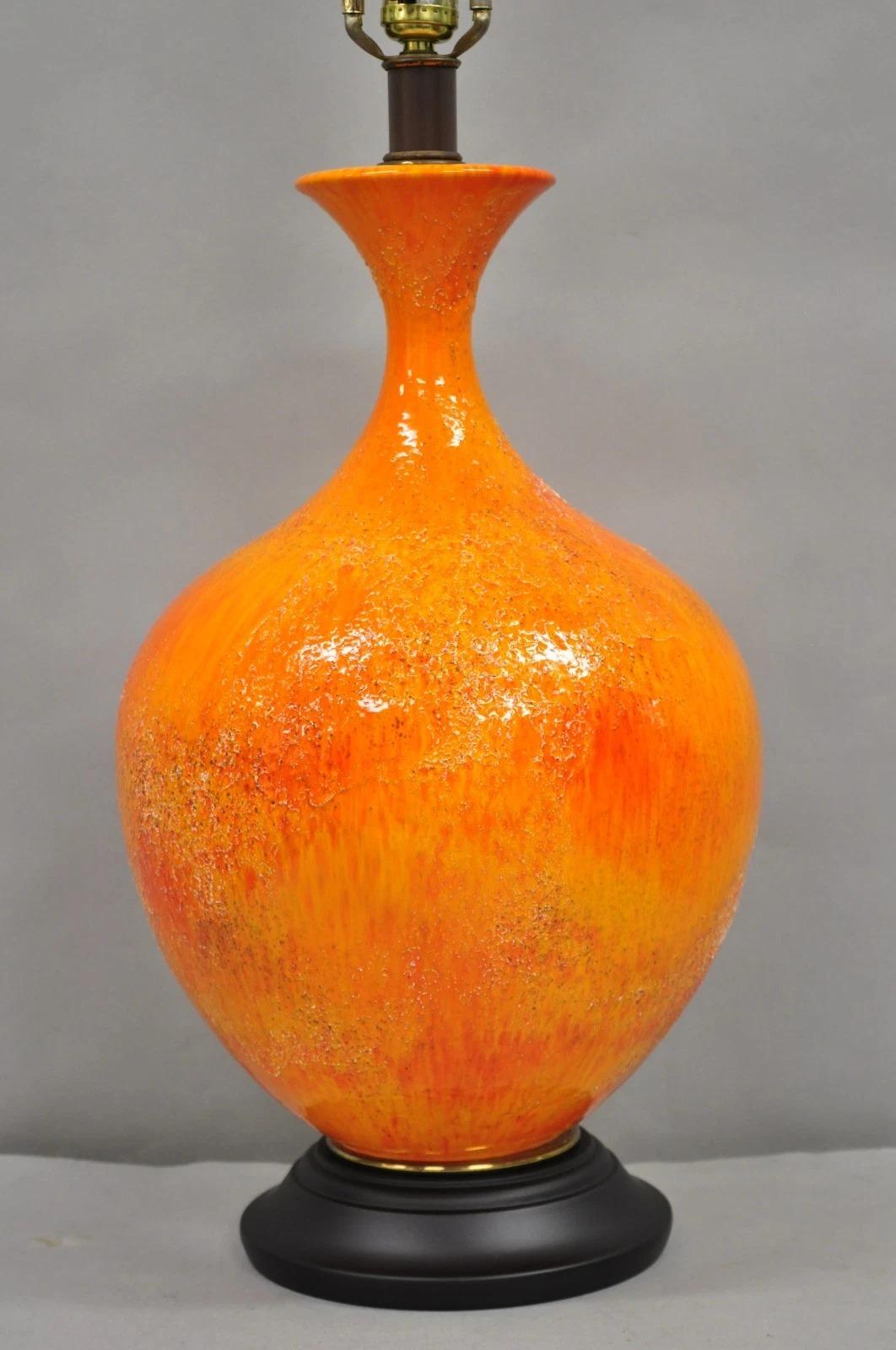 Lámpara de sobremesa vintage de cerámica esmaltada de lava naranja de mediados del siglo XX Moderno de mediados de siglo en venta