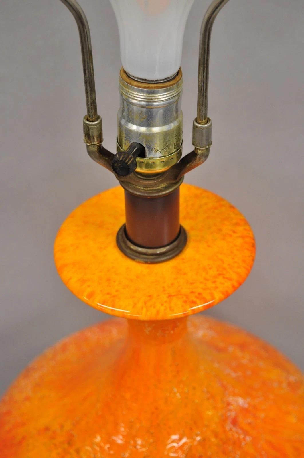 Lámpara de sobremesa vintage de cerámica esmaltada de lava naranja de mediados del siglo XX Desconocido en venta