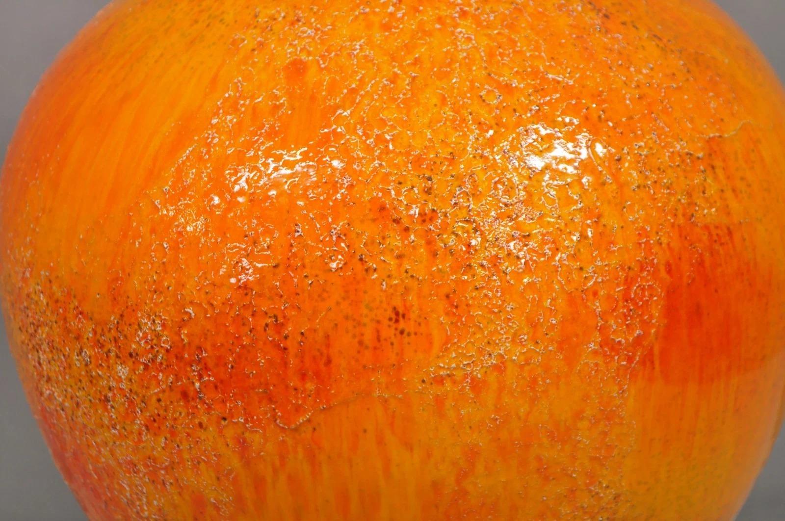 Lámpara de sobremesa vintage de cerámica esmaltada de lava naranja de mediados del siglo XX en Bueno estado para la venta en Philadelphia, PA