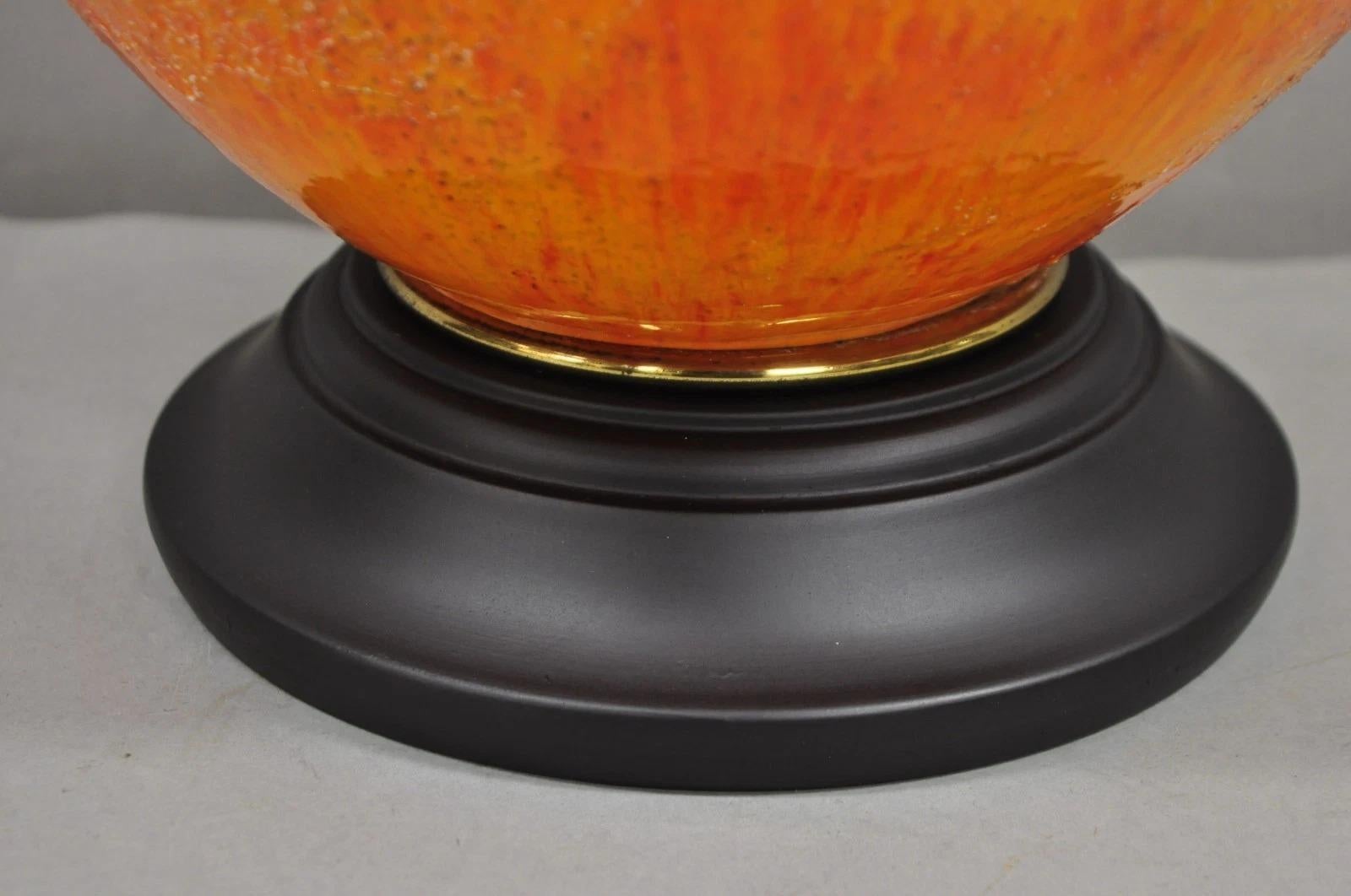 Lámpara de sobremesa vintage de cerámica esmaltada de lava naranja de mediados del siglo XX Cerámico en venta