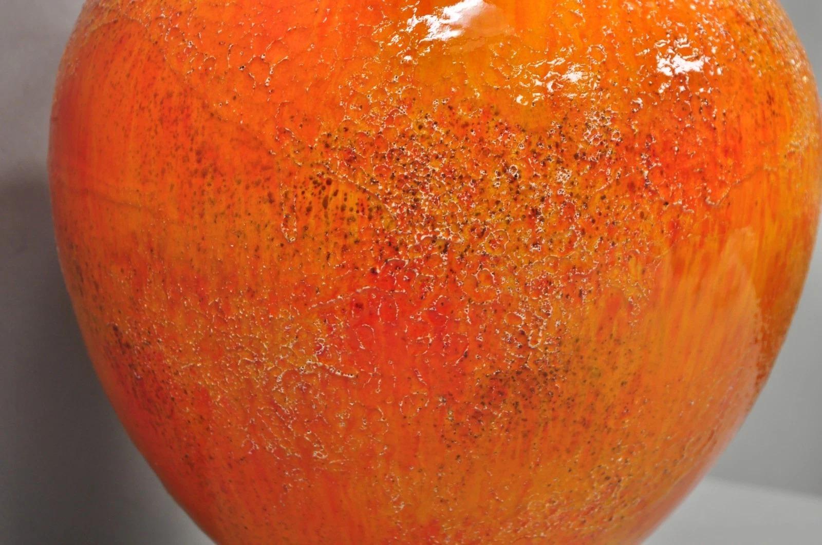 Lámpara de sobremesa vintage de cerámica esmaltada de lava naranja de mediados del siglo XX en venta 3