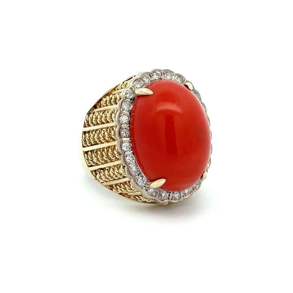 Sencillamente hermoso Anillo moderno de mediados de siglo de oro con coral y diamantes finamente detallado. En el centro hay un coral ovalado del Pacífico de 3,66 quilates engastado a mano, rodeado de diamantes redondos de talla brillante, con un