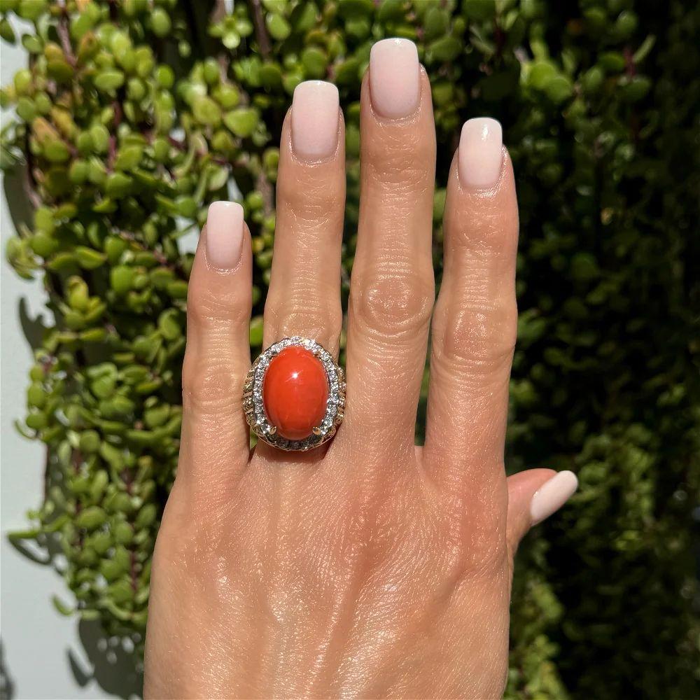 Anillo de cóctel de oro con diamantes y coral rojo ovalado de la época moderna de mediados de siglo Modernista en venta