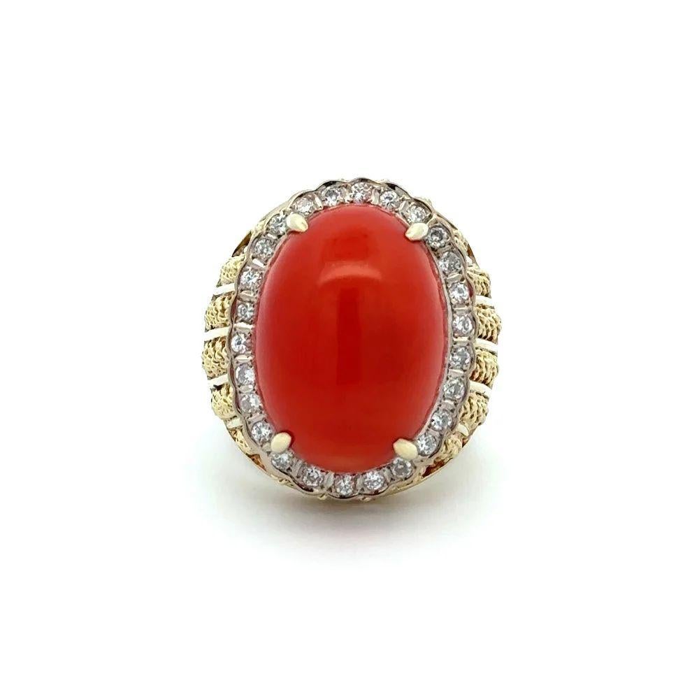 Anillo de cóctel de oro con diamantes y coral rojo ovalado de la época moderna de mediados de siglo Corte oval en venta