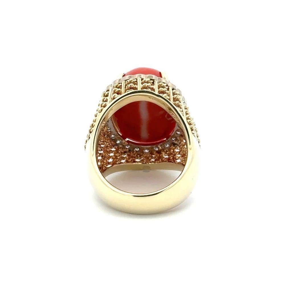 Anillo de cóctel de oro con diamantes y coral rojo ovalado de la época moderna de mediados de siglo en Excelente estado para la venta en Montreal, QC