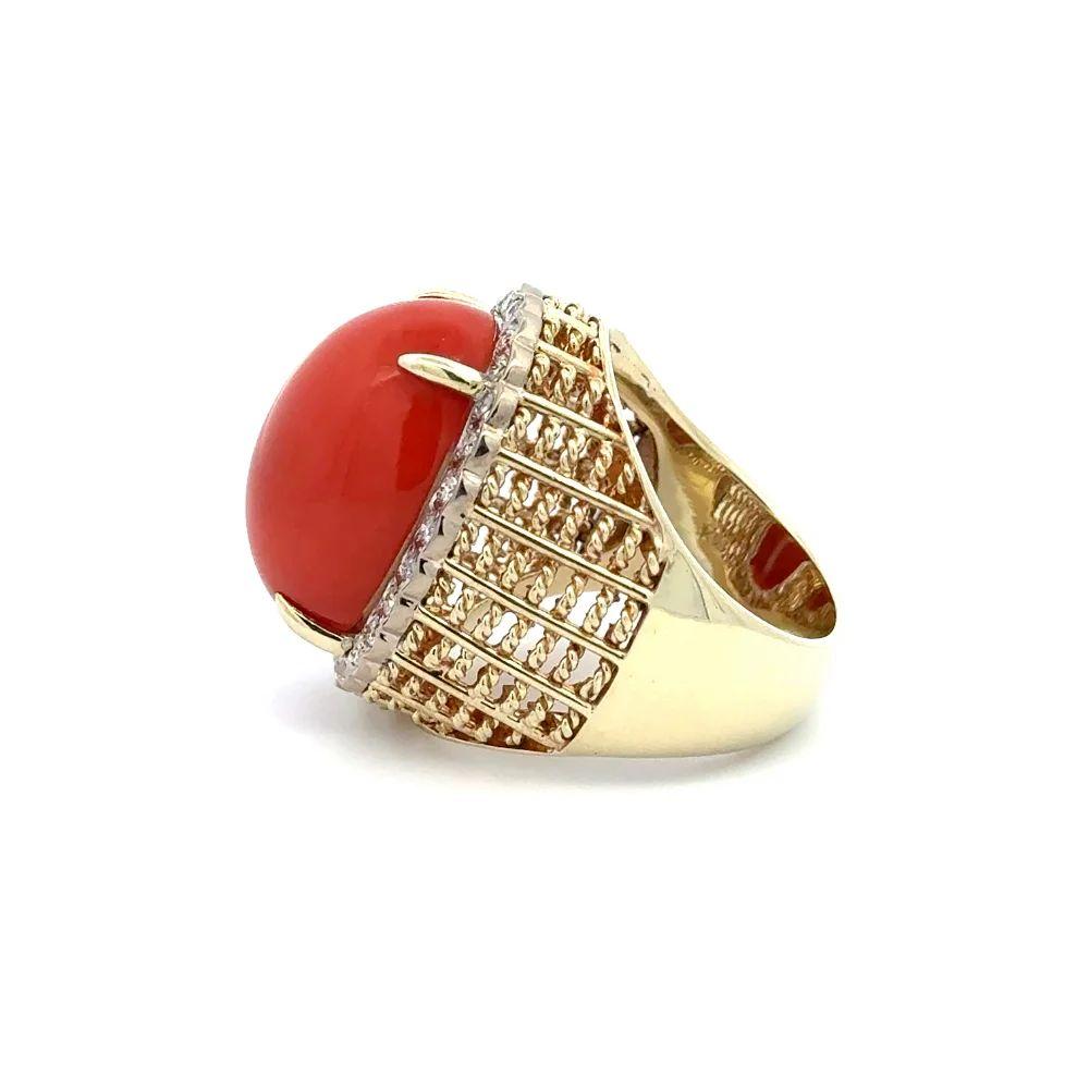 De las mujeres Anillo de cóctel de oro con diamantes y coral rojo ovalado de la época moderna de mediados de siglo en venta