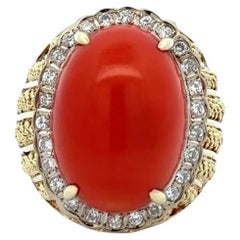 Vintage Mid Century Modernity Oval Red Coral and Diamond Gold Cocktail Ring (bague de cocktail ovale en corail rouge et diamant)