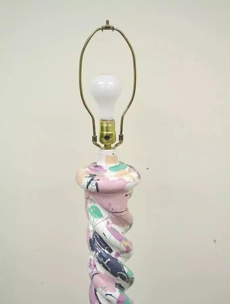 Lámpara de pie Vintage Mid Century Modern Paint Splatter Pollock Style Spiral Wood Moderno de mediados de siglo en venta