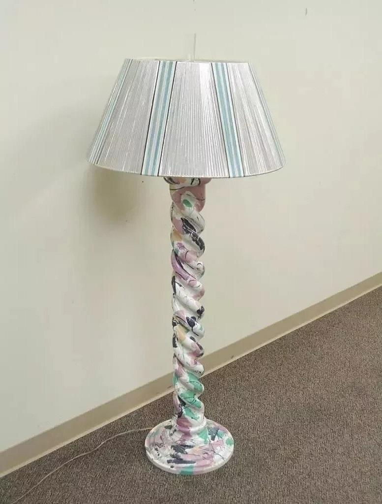 Lámpara de pie Vintage Mid Century Modern Paint Splatter Pollock Style Spiral Wood en venta 1