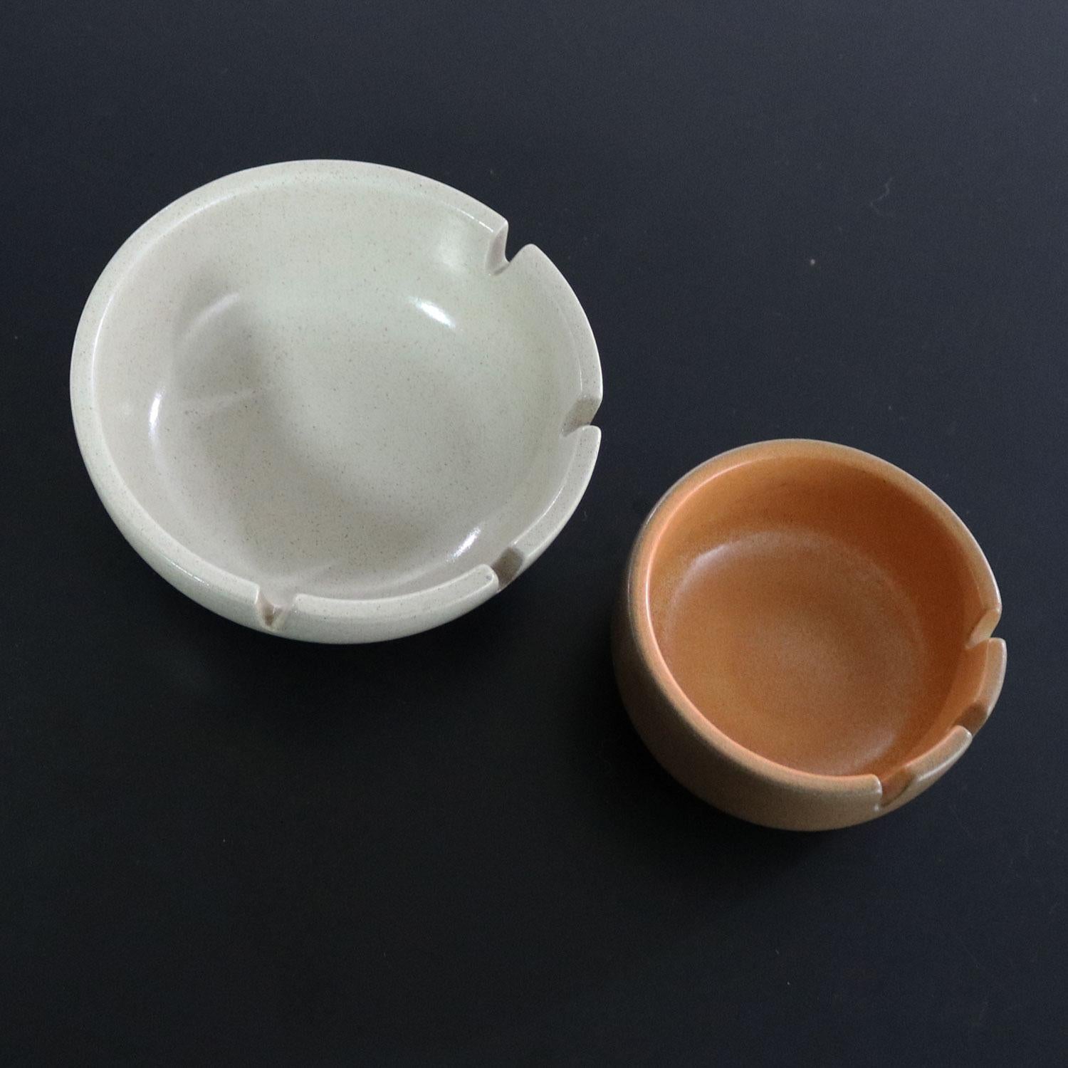 Handsome Mid-Century Modern pair of ashtrays by Edith Heath for Heath Ceramics. They are both in fabulous vintage condition with no chips, cracks, or chiggers. Please see photos, circa 1950-1953.

The ceramics and ceramic designs of Edith Heath