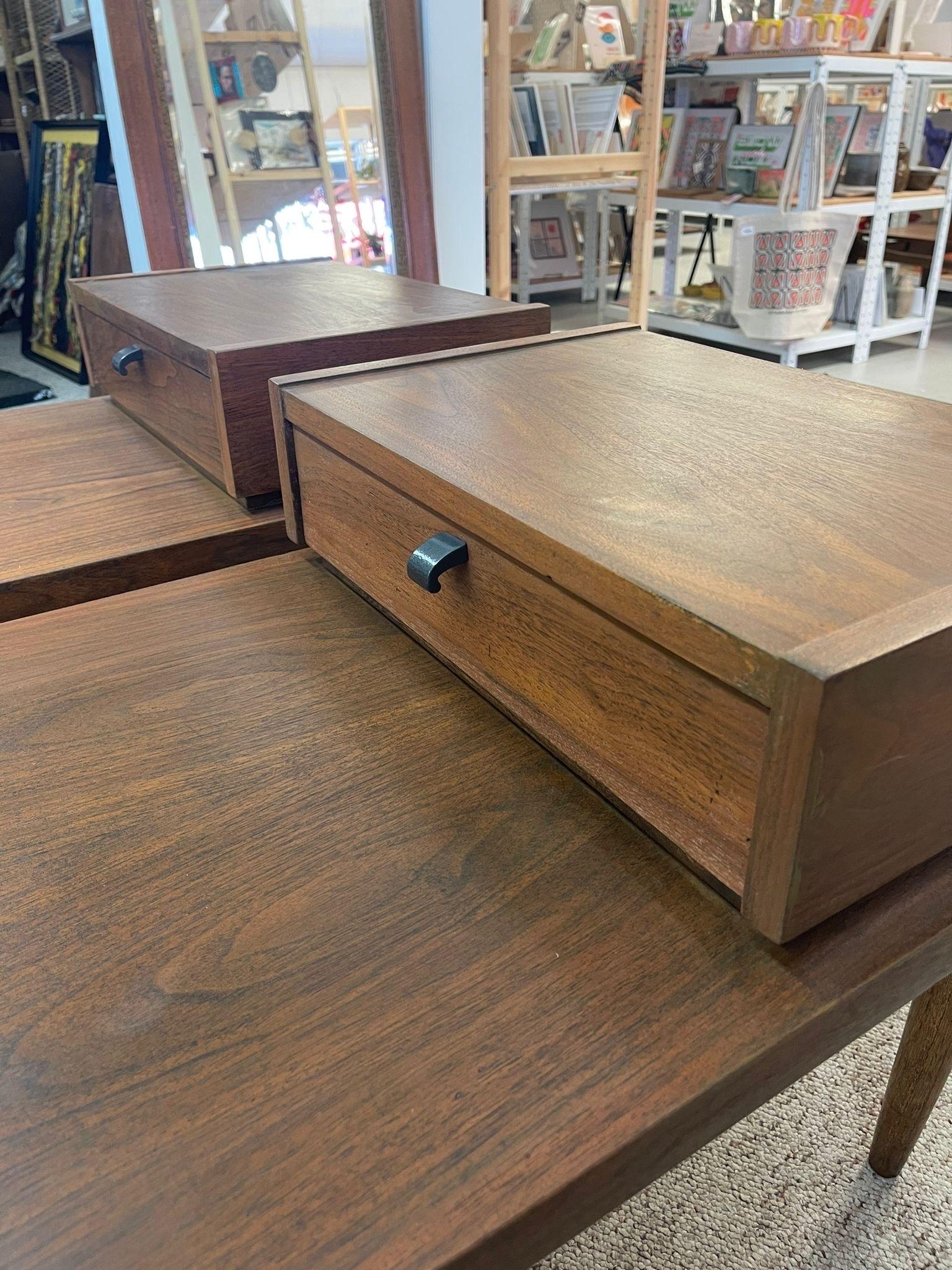 Paire de tables d'extrémité vintage mi-siècle moderne par American of Martinsville en vente 1