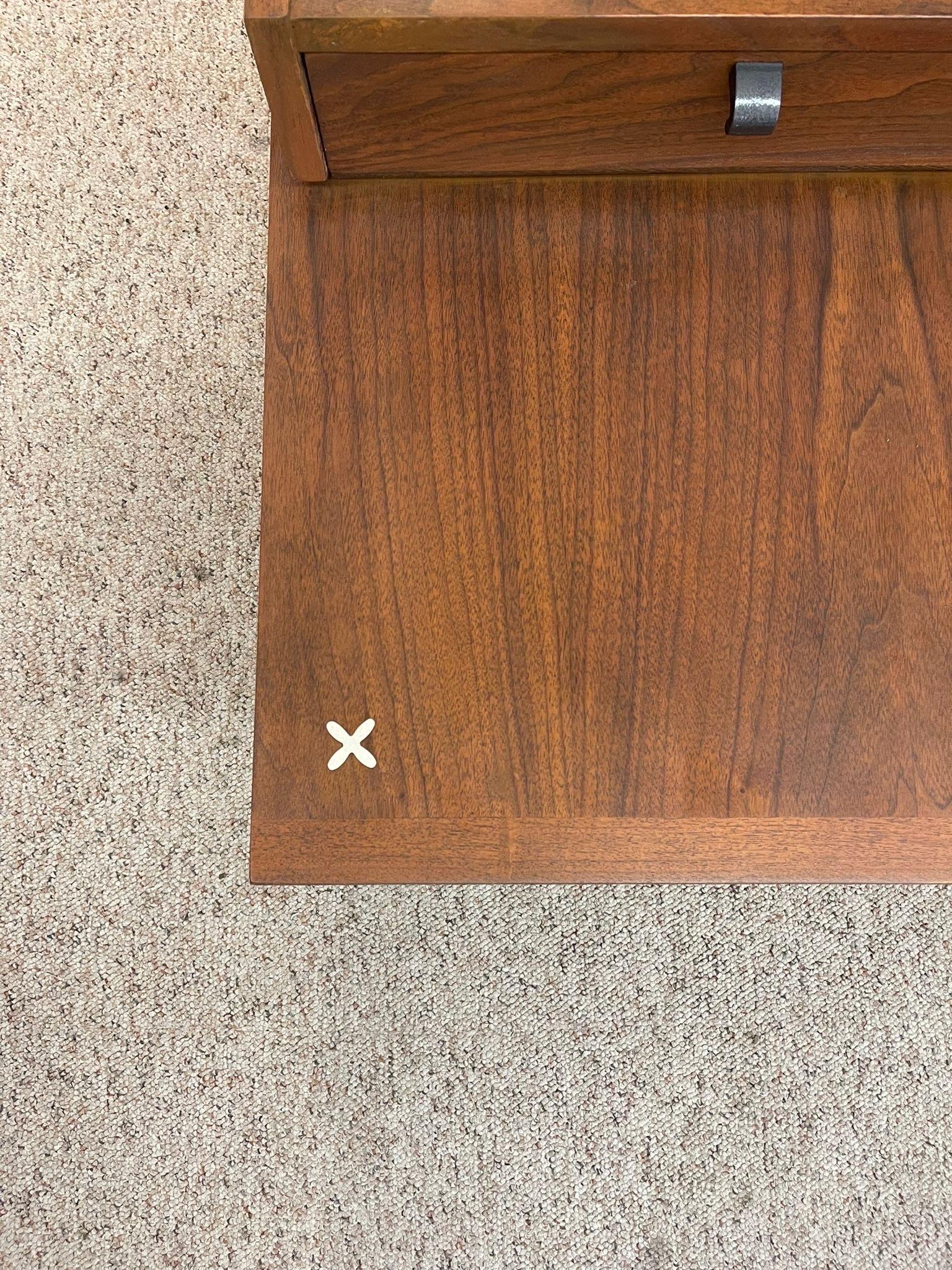 Paire de tables d'extrémité vintage mi-siècle moderne par American of Martinsville en vente 2