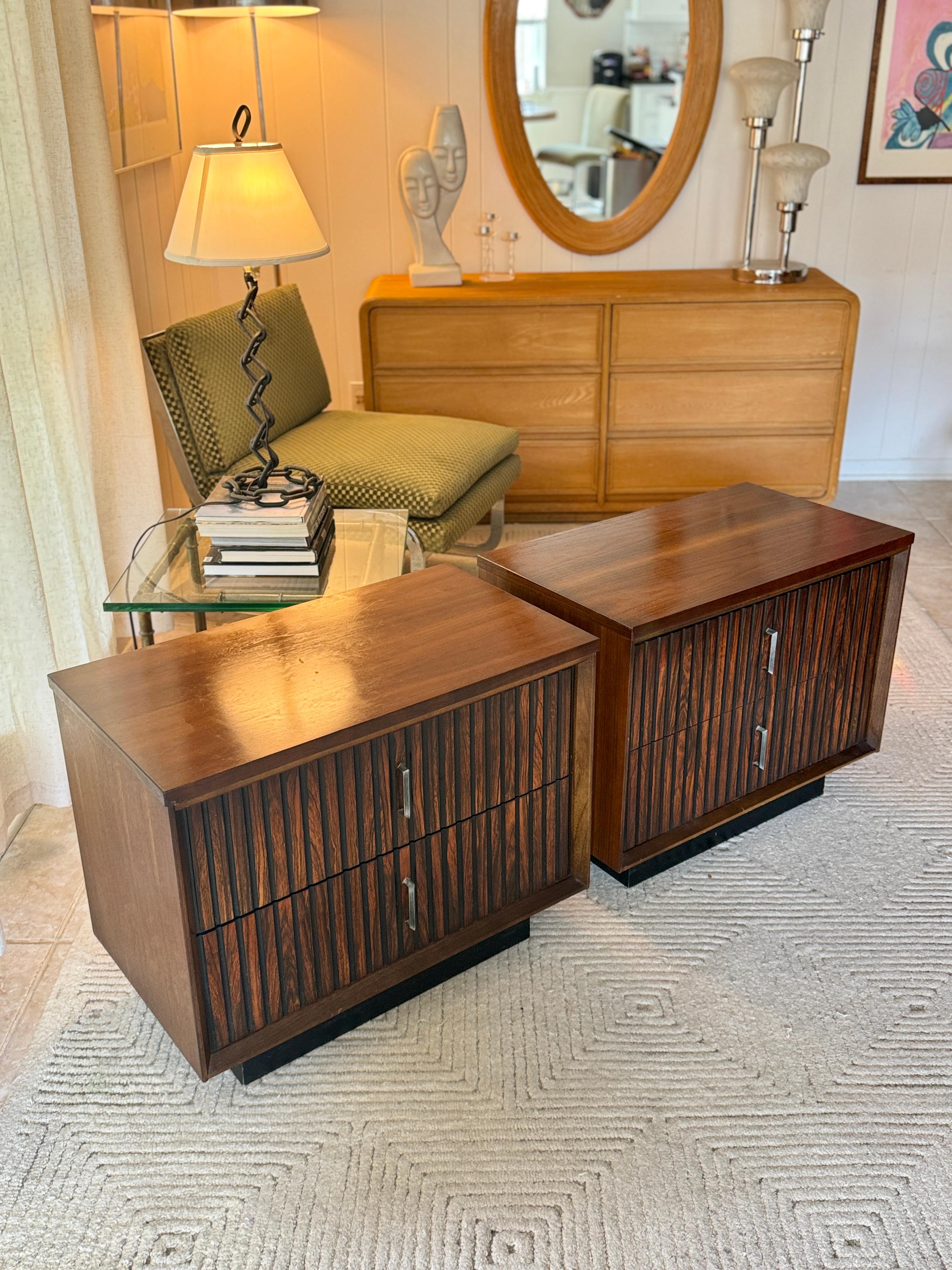 Vintage mid century modern pair of nightstands by Basset Furniture Co. 3