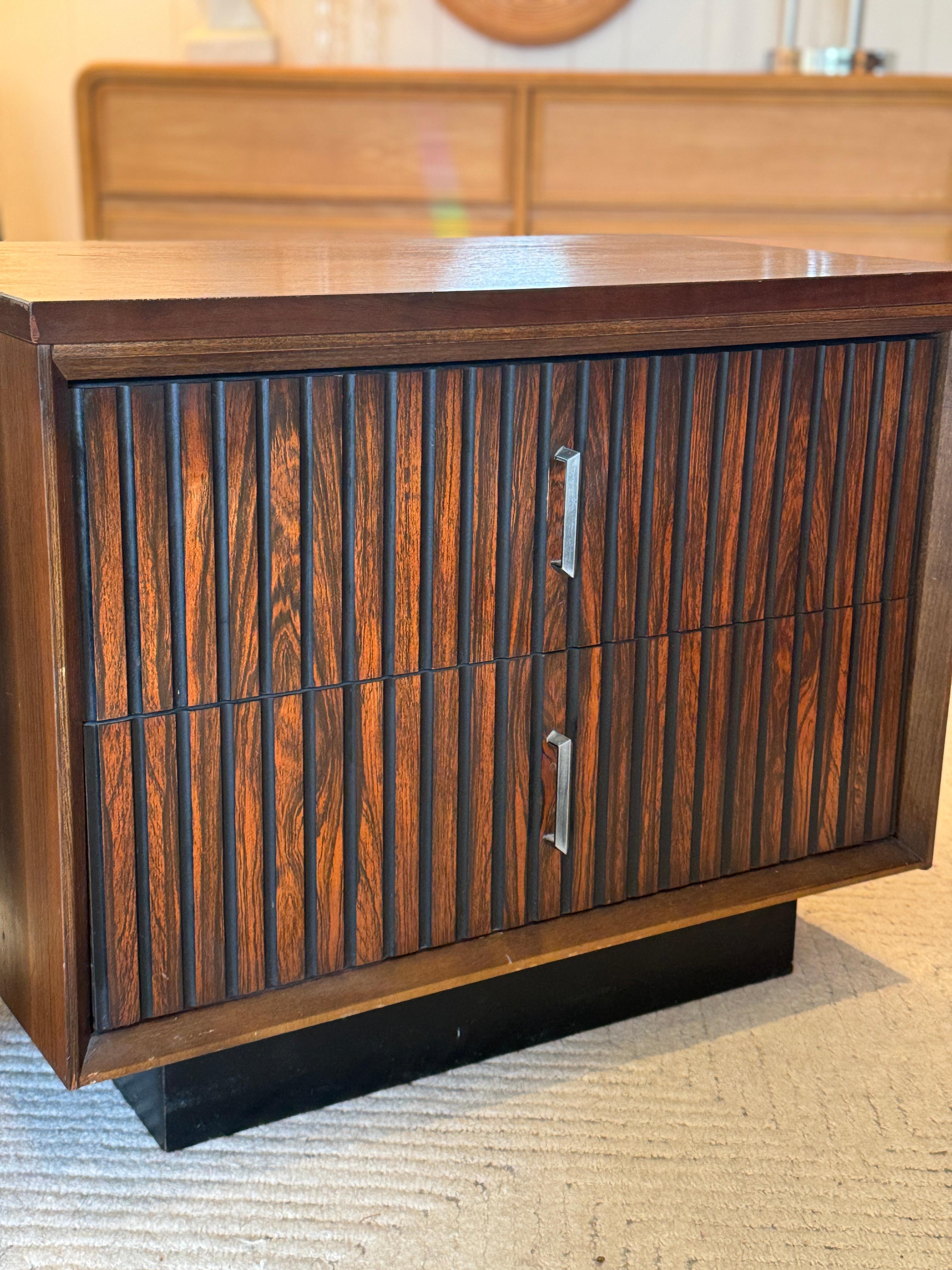 Vintage mid century modern pair of nightstands by Basset Furniture Co. 8