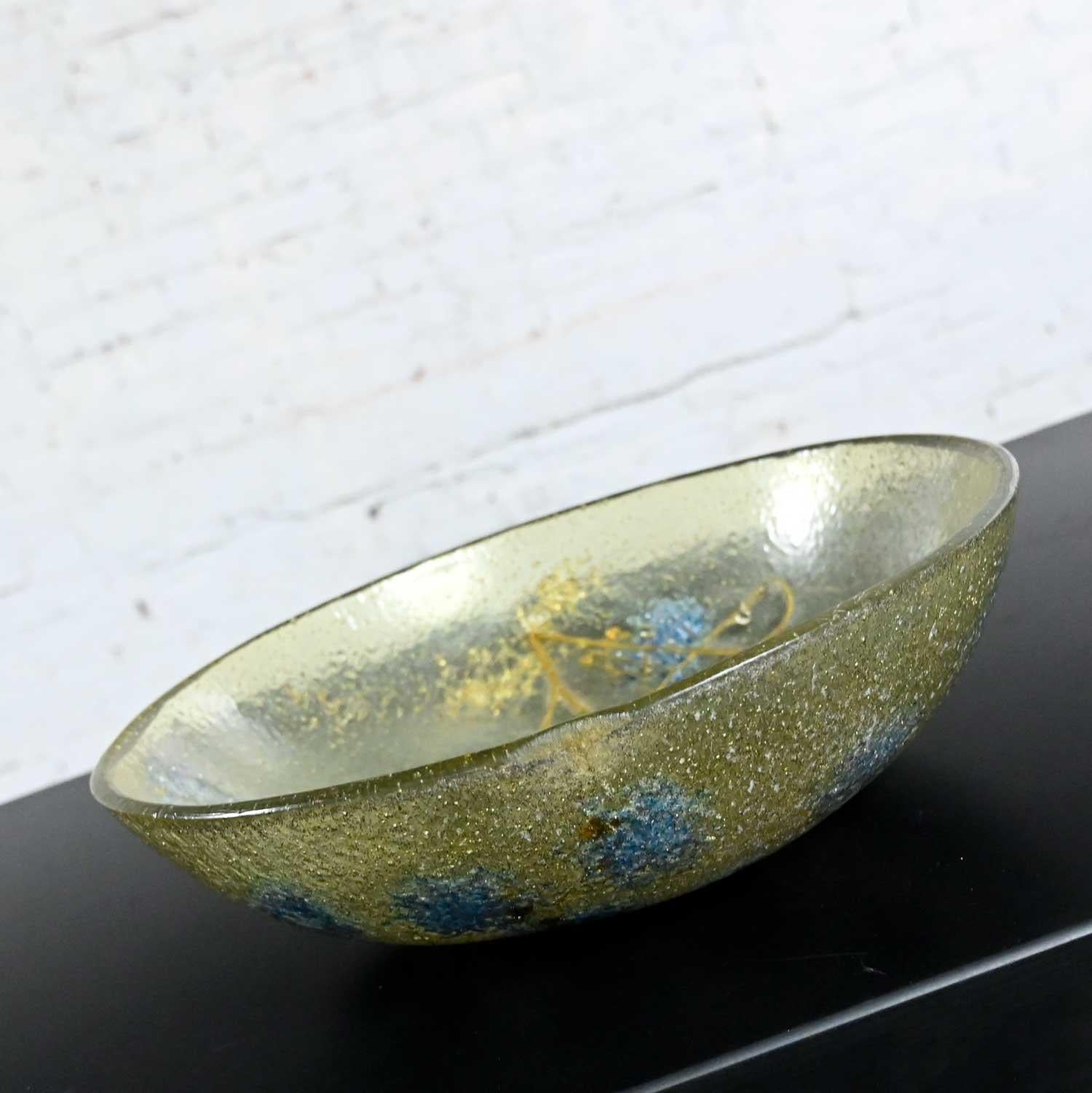 Vintage Mid-Century Modern Pair of Plastic Bowls & Tray Blue Flowers Gold Leaves For Sale 5