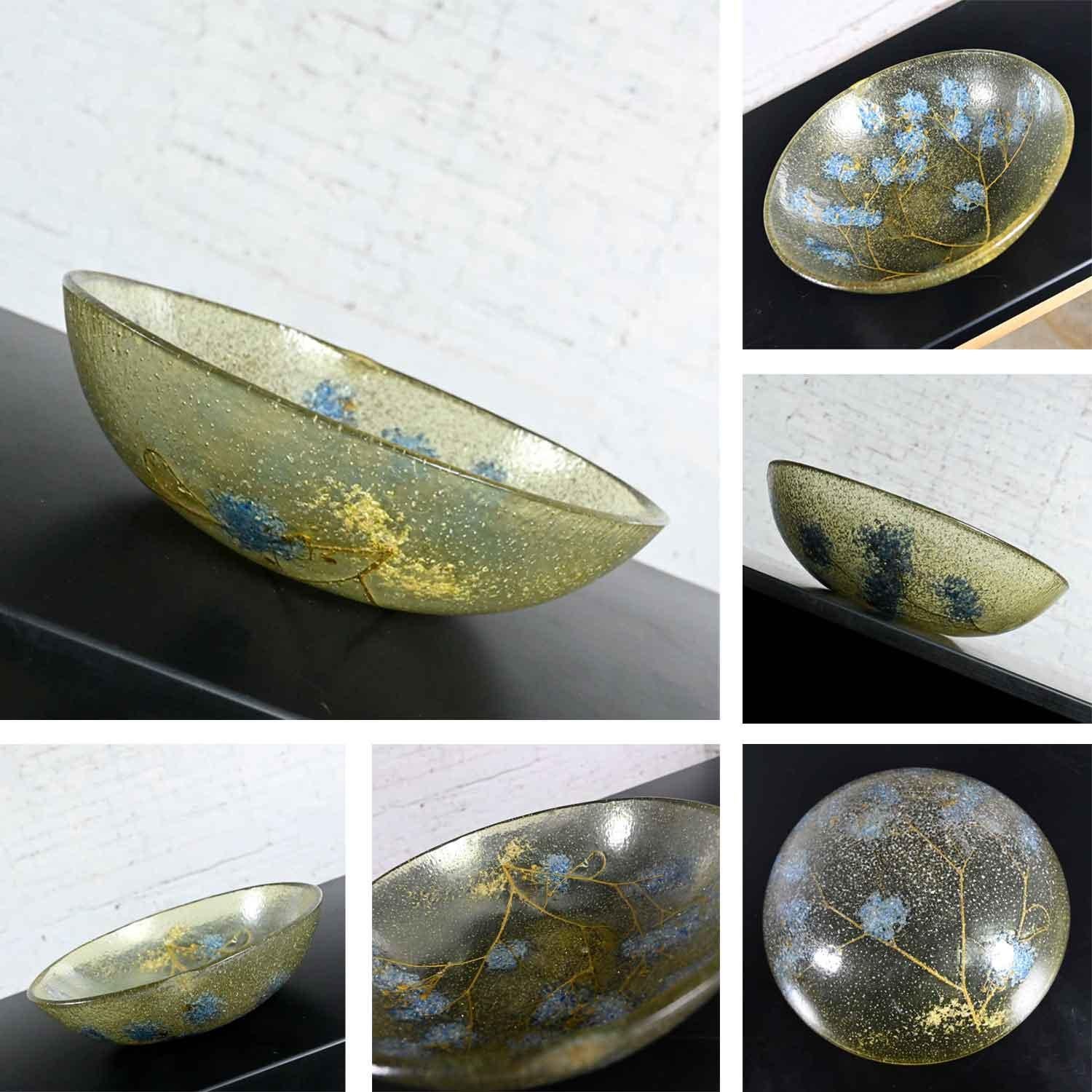Vintage Mid-Century Modern Pair of Plastic Bowls & Tray Blue Flowers Gold Leaves For Sale 7