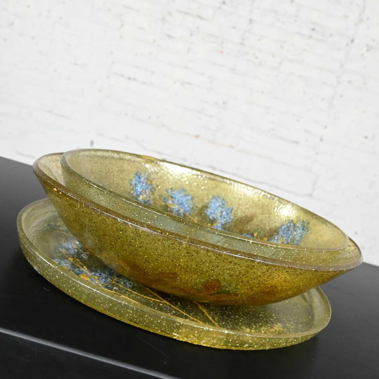 Unknown Vintage Mid-Century Modern Pair of Plastic Bowls & Tray Blue Flowers Gold Leaves For Sale