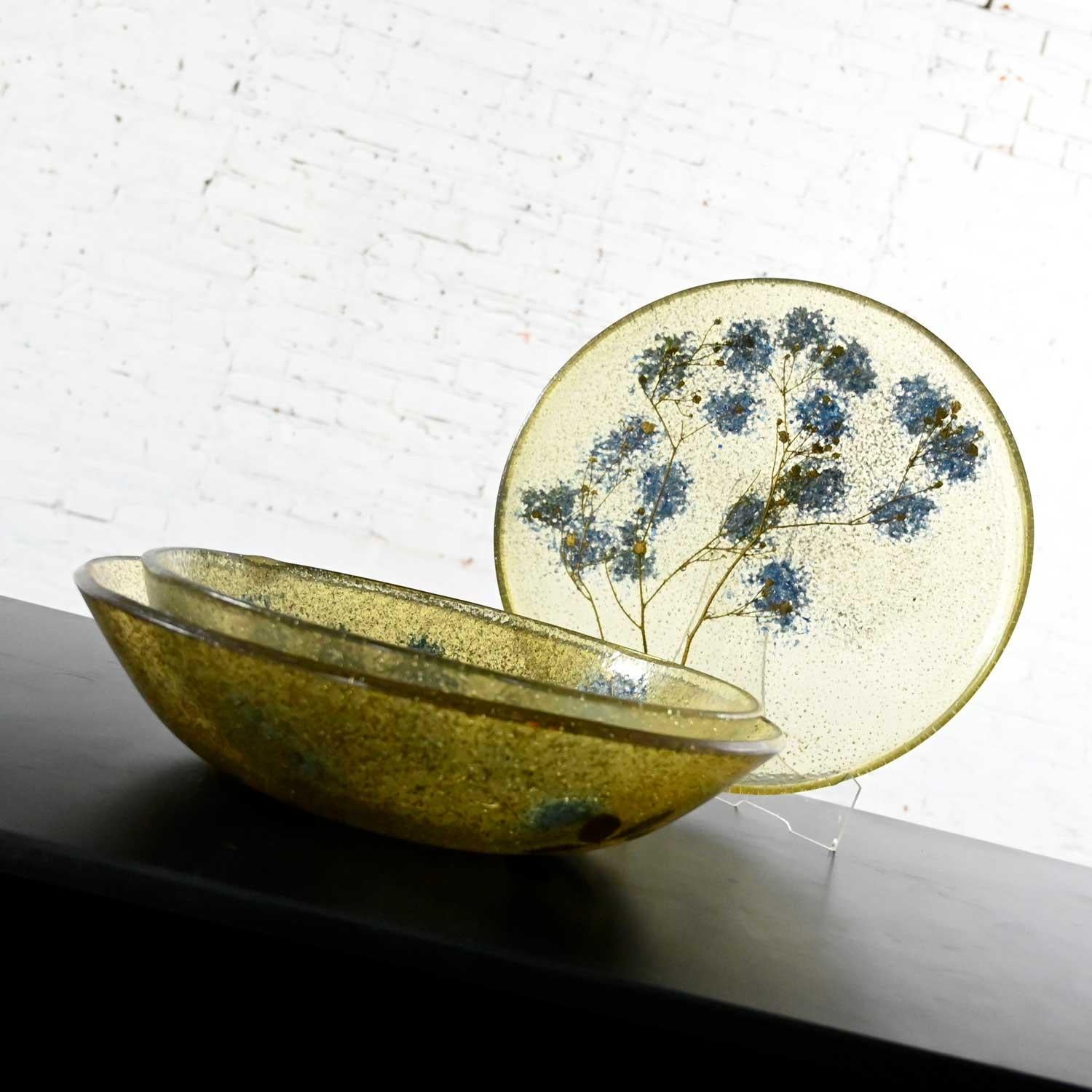 Inconnu Paire de bols et plateau en plastique vintage modernes du milieu du siècle avec fleurs bleues et feuilles d'or en vente