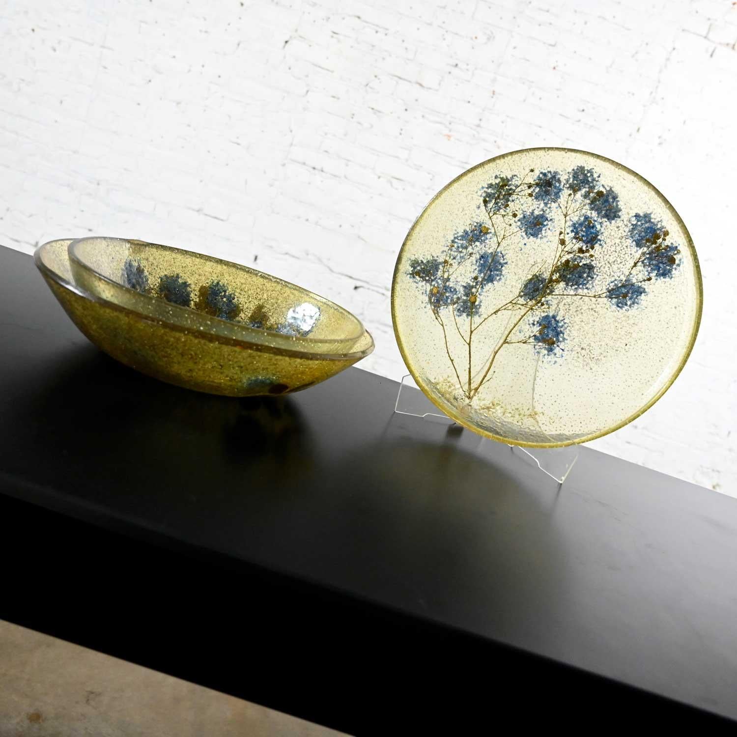 Doré Paire de bols et plateau en plastique vintage modernes du milieu du siècle avec fleurs bleues et feuilles d'or en vente