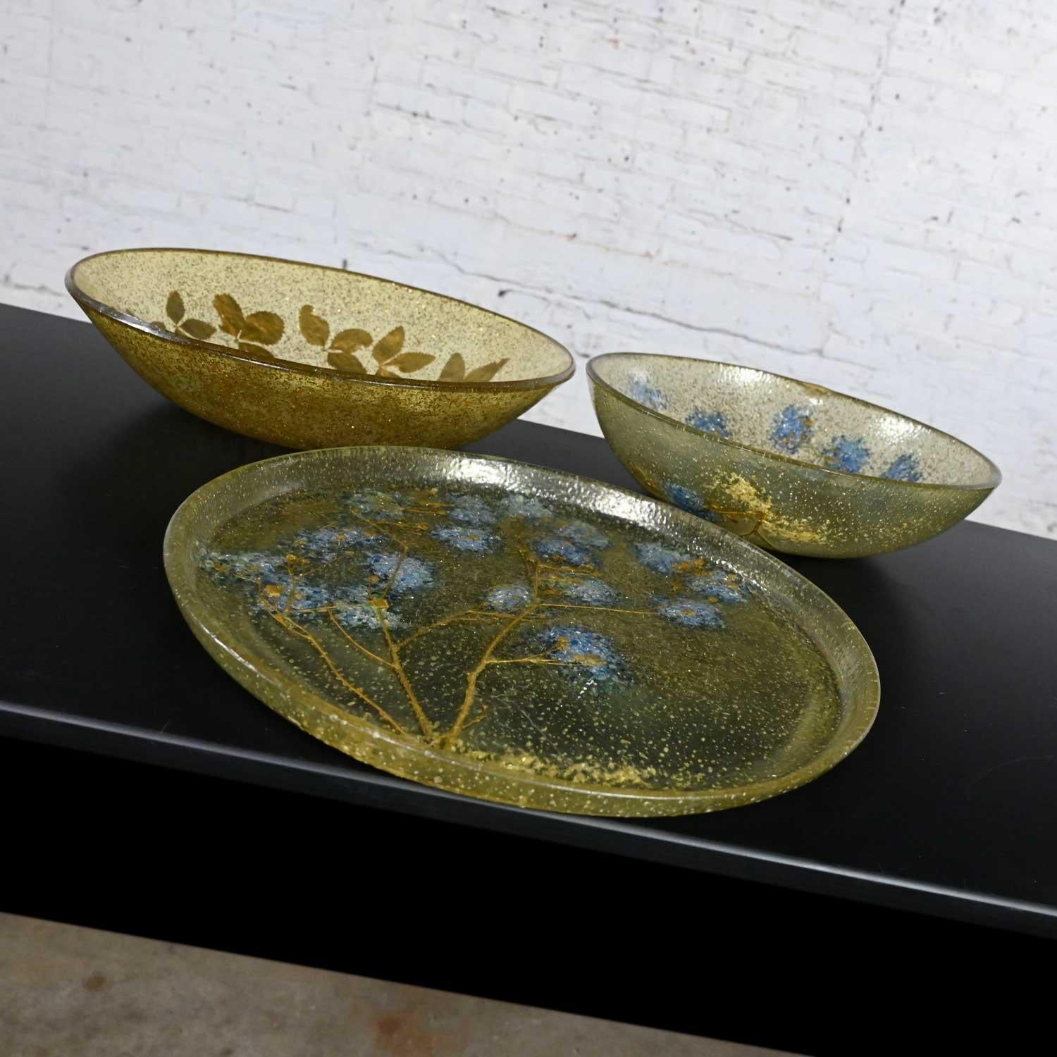 20th Century Vintage Mid-Century Modern Pair of Plastic Bowls & Tray Blue Flowers Gold Leaves For Sale