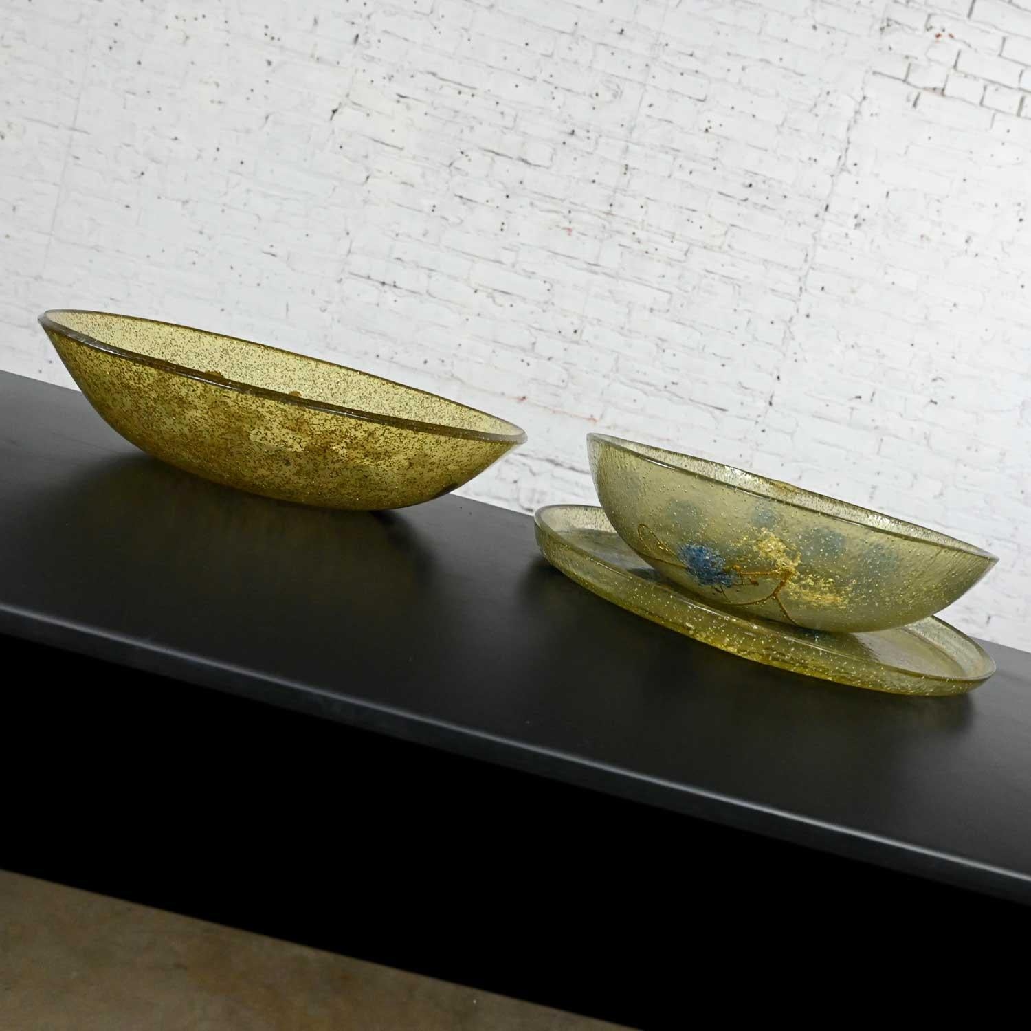 Vintage Mid-Century Modern Pair of Plastic Bowls & Tray Blue Flowers Gold Leaves For Sale 1