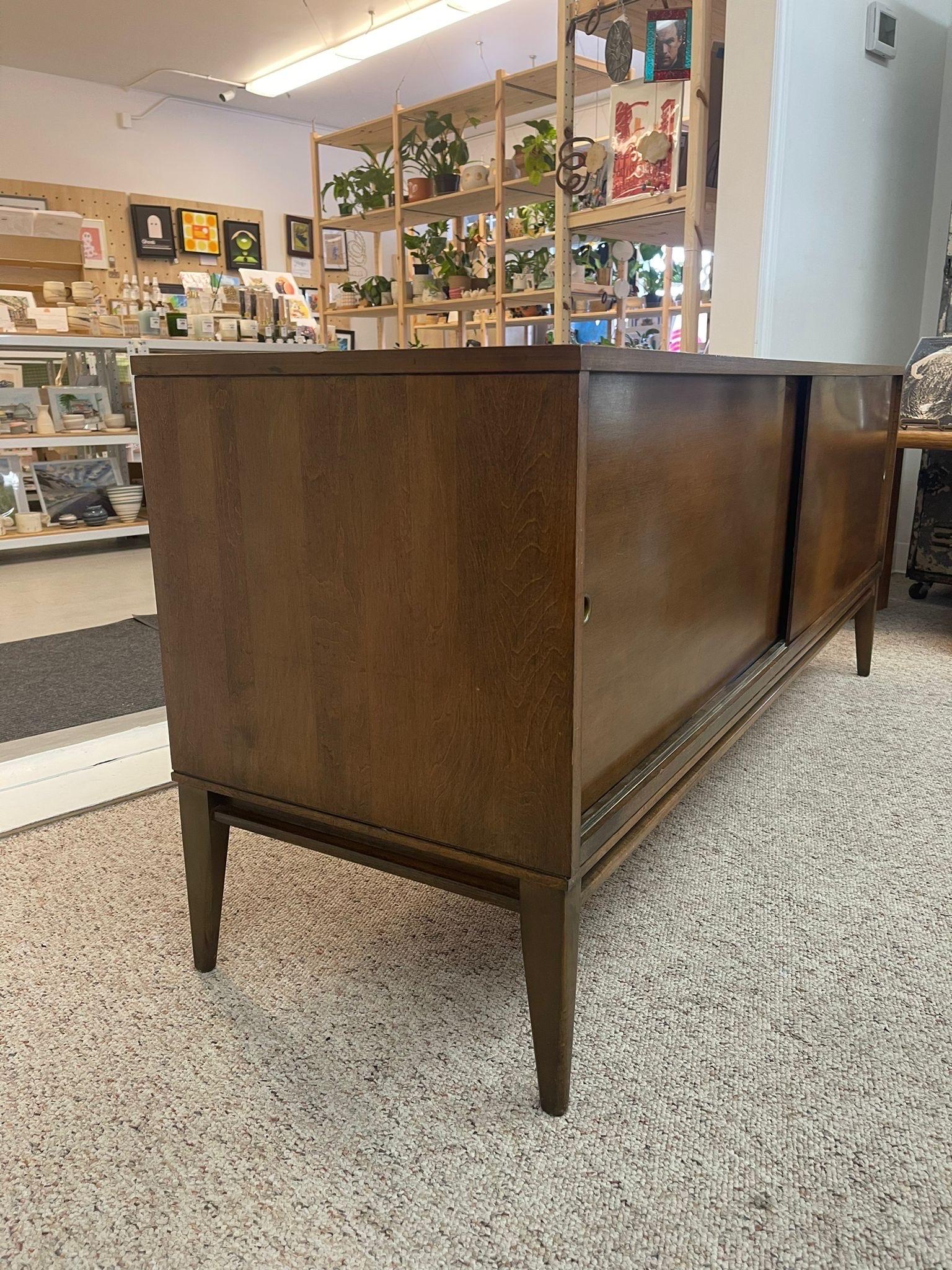 Vintage Mid Century Modern Paul McCobb Planner Group Sliding Door Credenza  In Good Condition For Sale In Seattle, WA