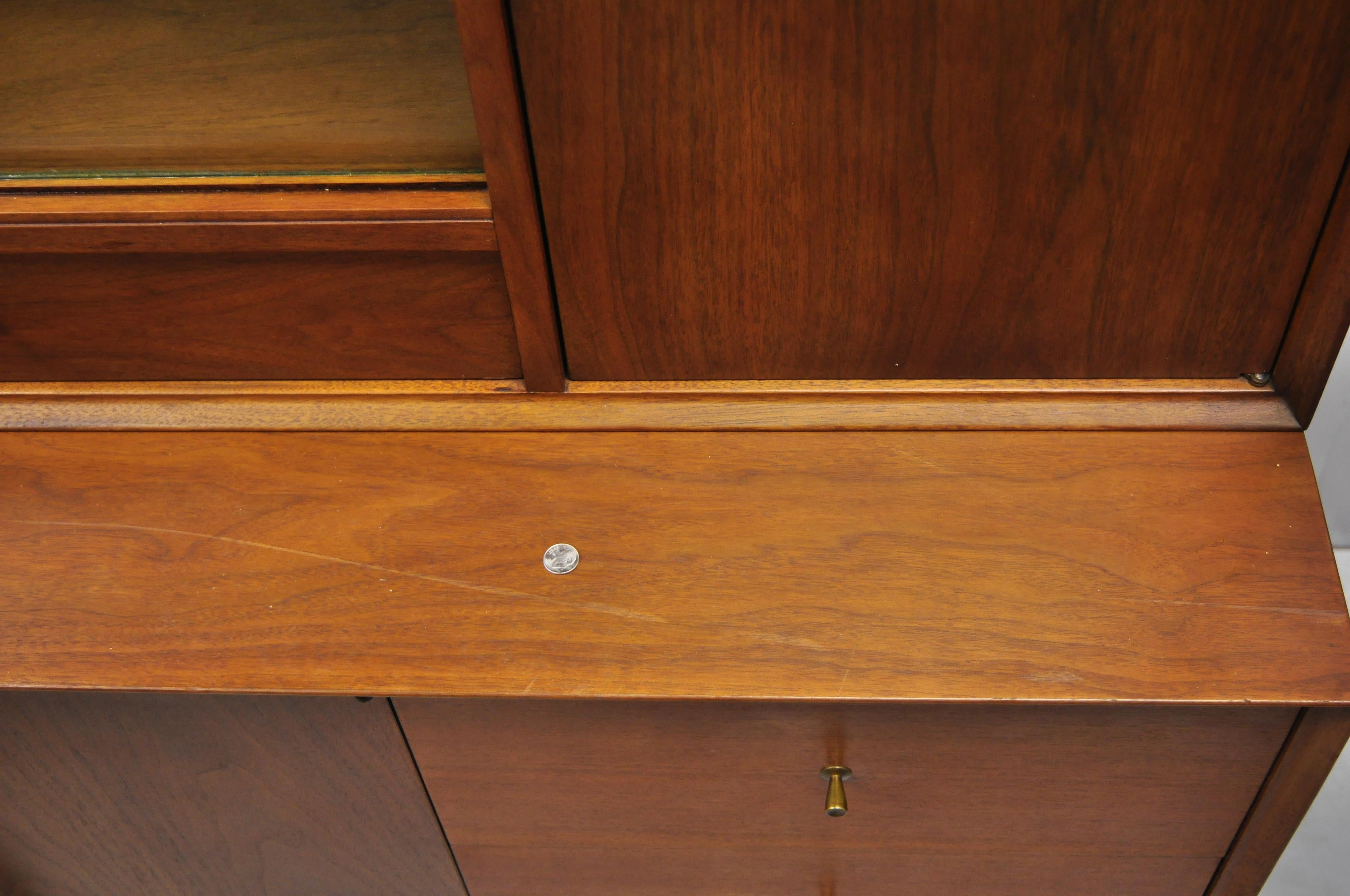 Vintage Mid-Century Modern Paul McCobb Style Walnut Credenza Hutch China Cabinet In Good Condition In Philadelphia, PA