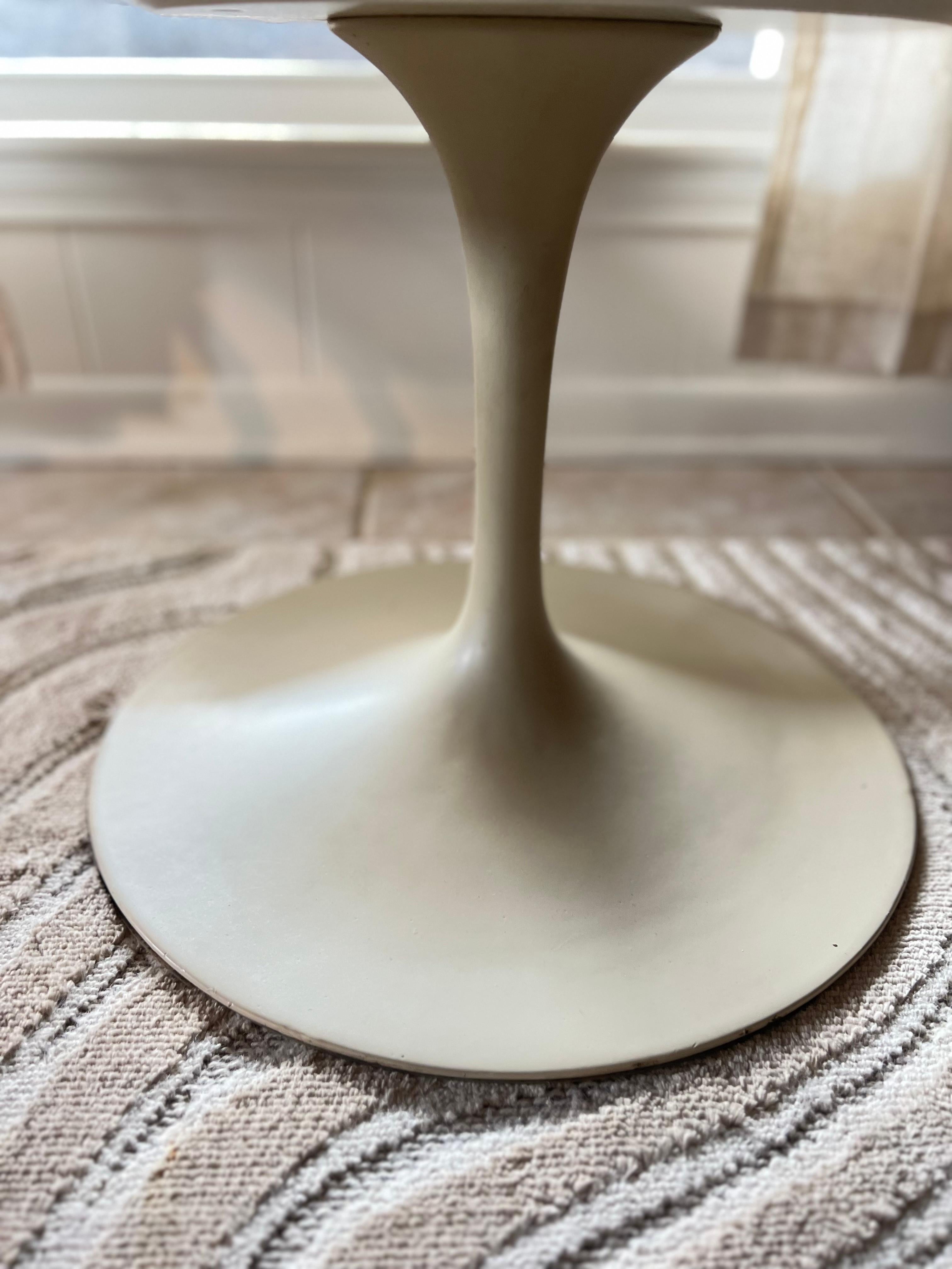 Vintage Mid-Century Modern Pedestal Tulip Walnut Coffee Table by Knoll Associate For Sale 8