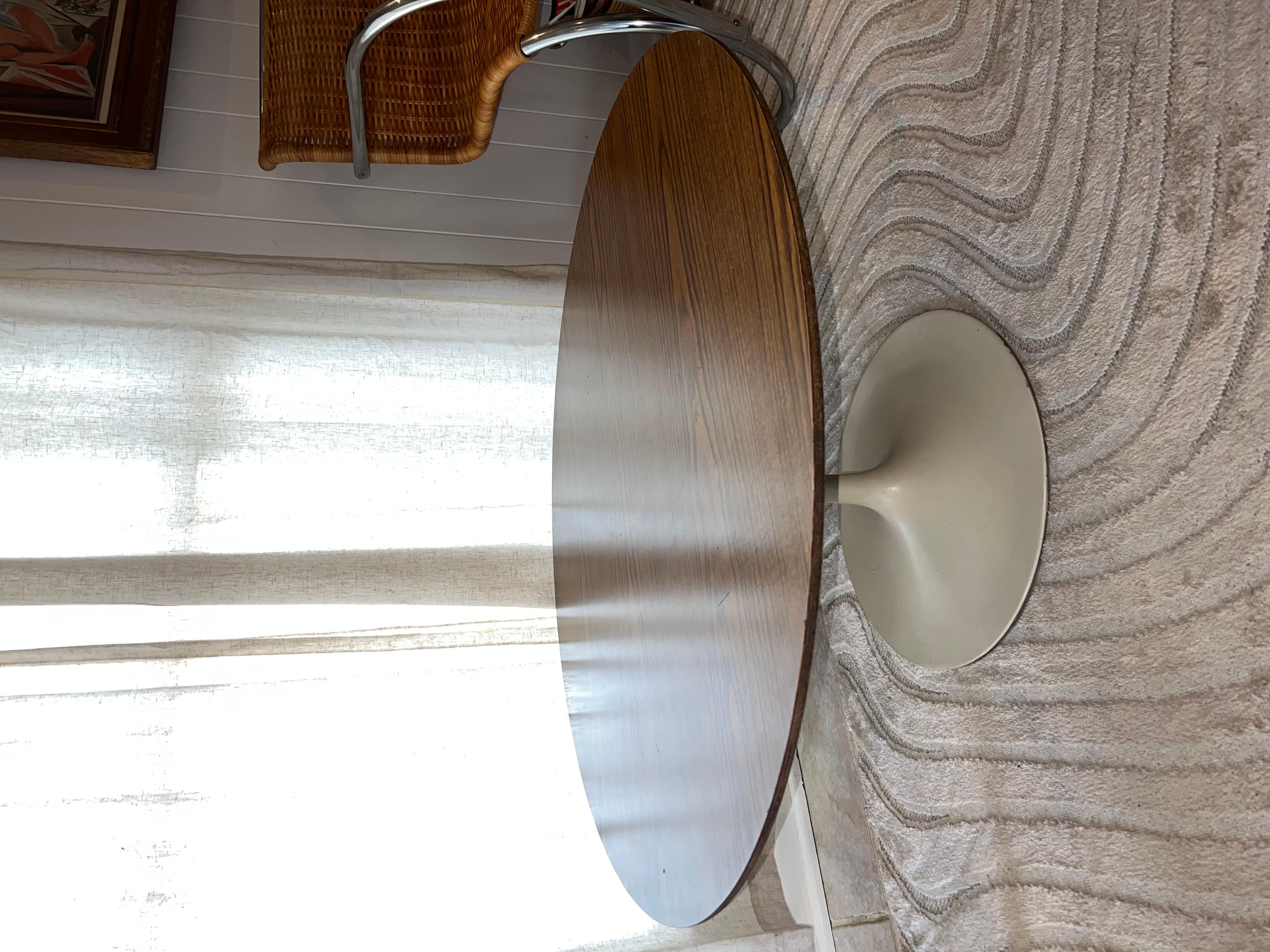 Originaler Tulpen-Couchtisch mit Sockel aus den 1950er Jahren und einer Platte aus Nussbaumholz von Eero Saarinen für Knoll Associates. Ein frühes Beispiel für ein MCM-Design in sehr gutem Vintage-Zustand. Abgeschrägte Platte mit buchstabiertem