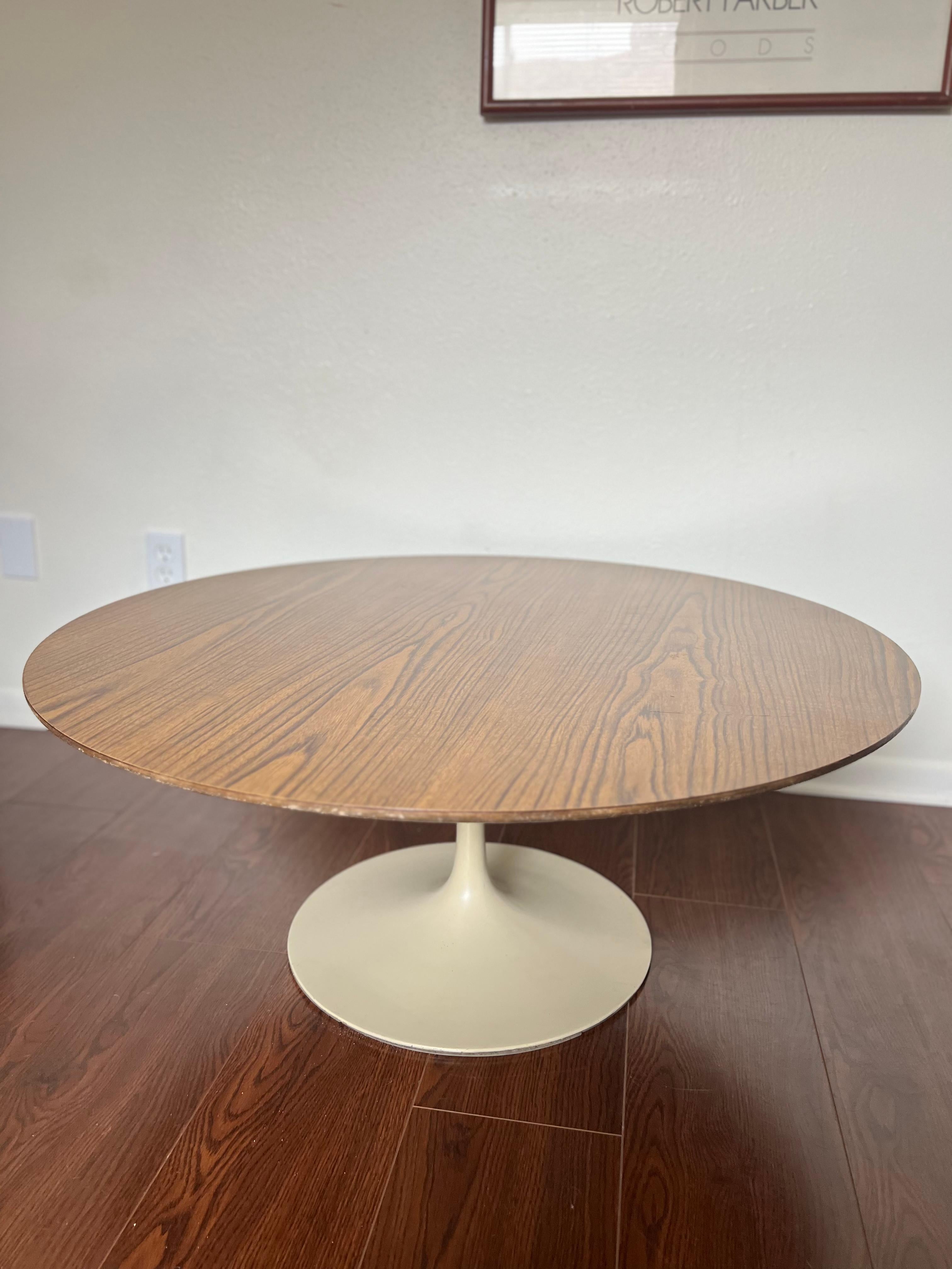Vintage Mid-Century Modern Pedestal Tulip Walnut Coffee Table by Knoll Associate In Good Condition For Sale In Houston, TX
