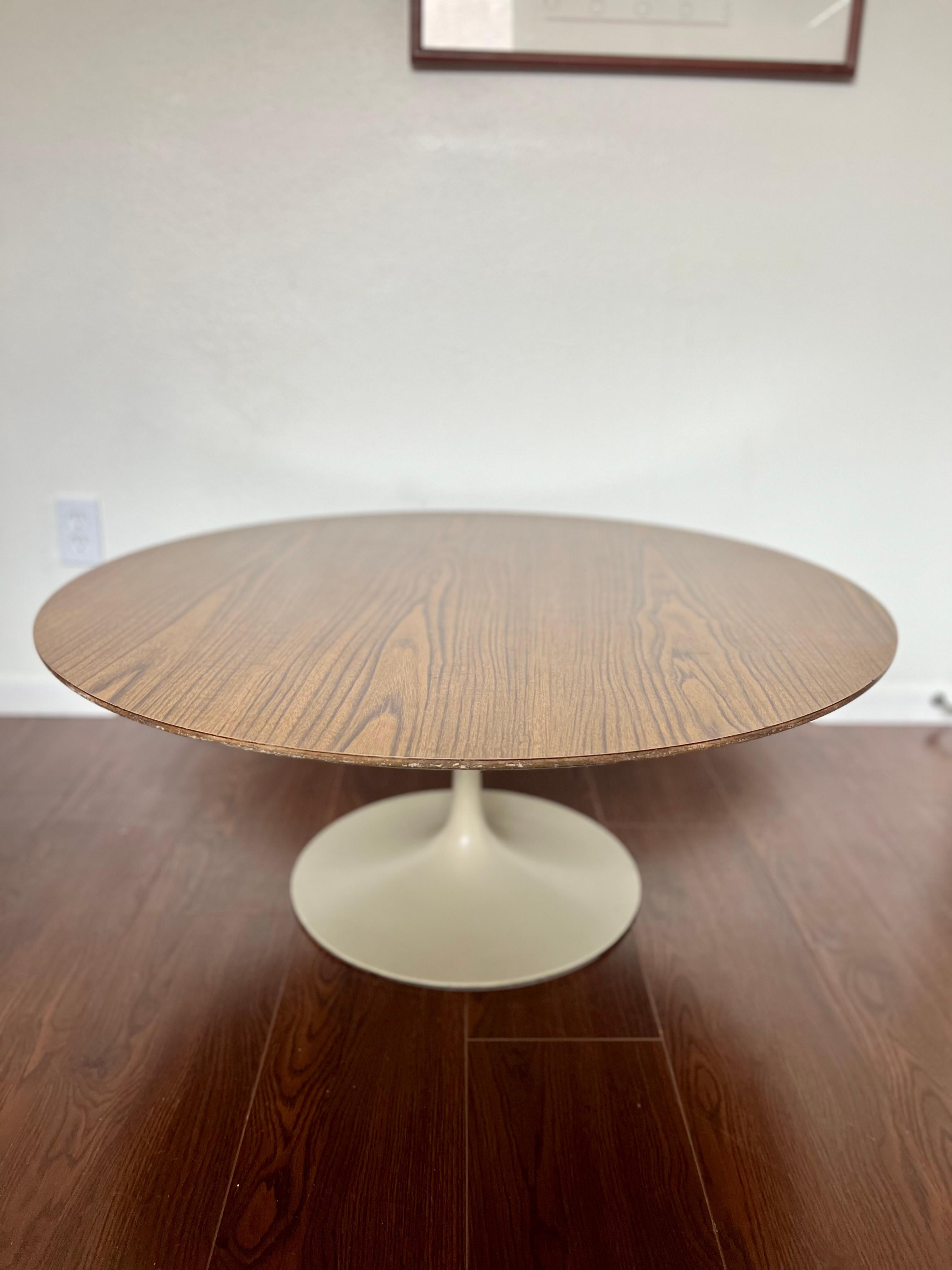 Laminate Vintage Mid-Century Modern Pedestal Tulip Walnut Coffee Table by Knoll Associate For Sale