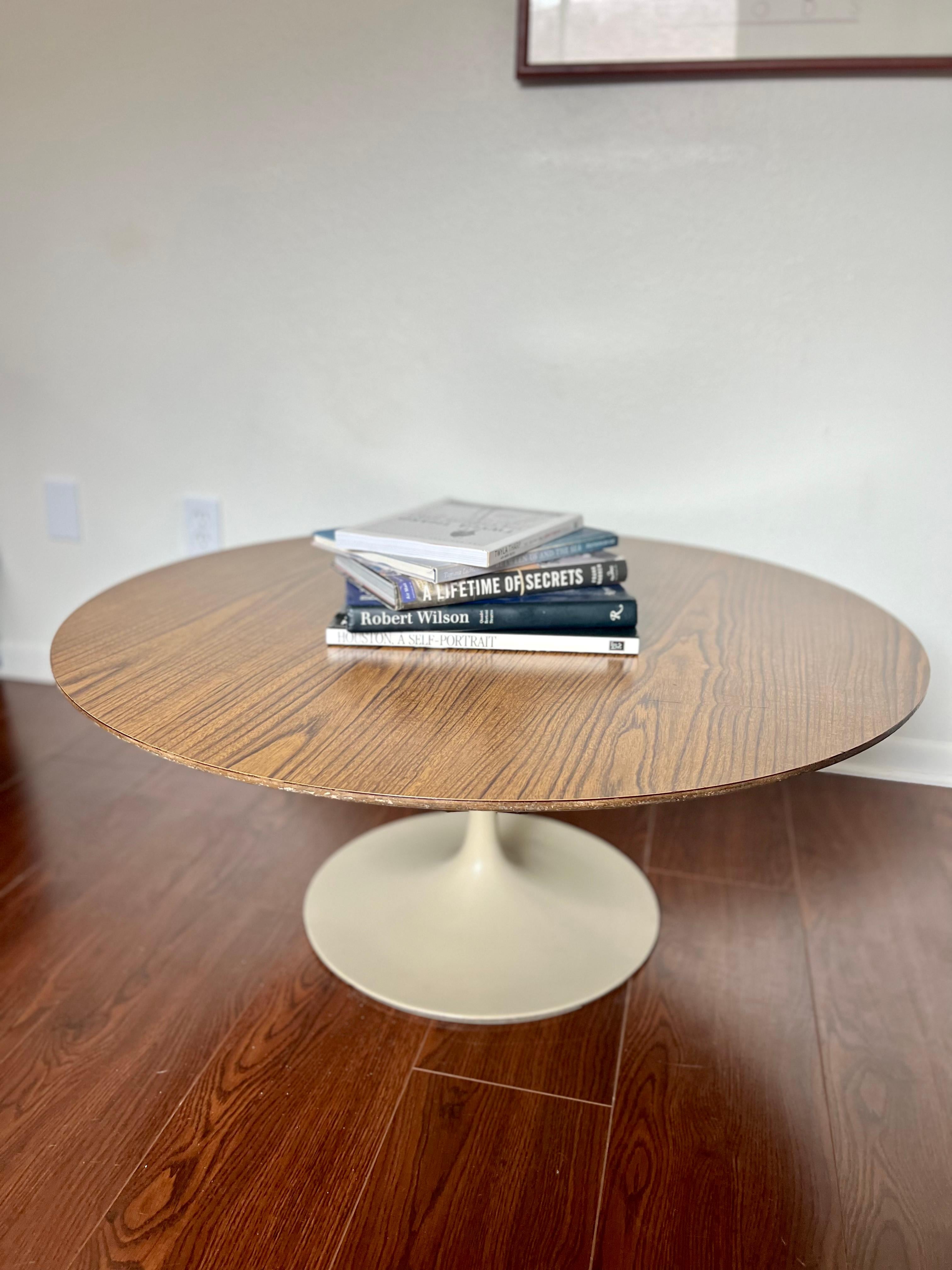 Vintage Mid-Century Modern Pedestal Tulip Walnut Coffee Table by Knoll Associate For Sale 1