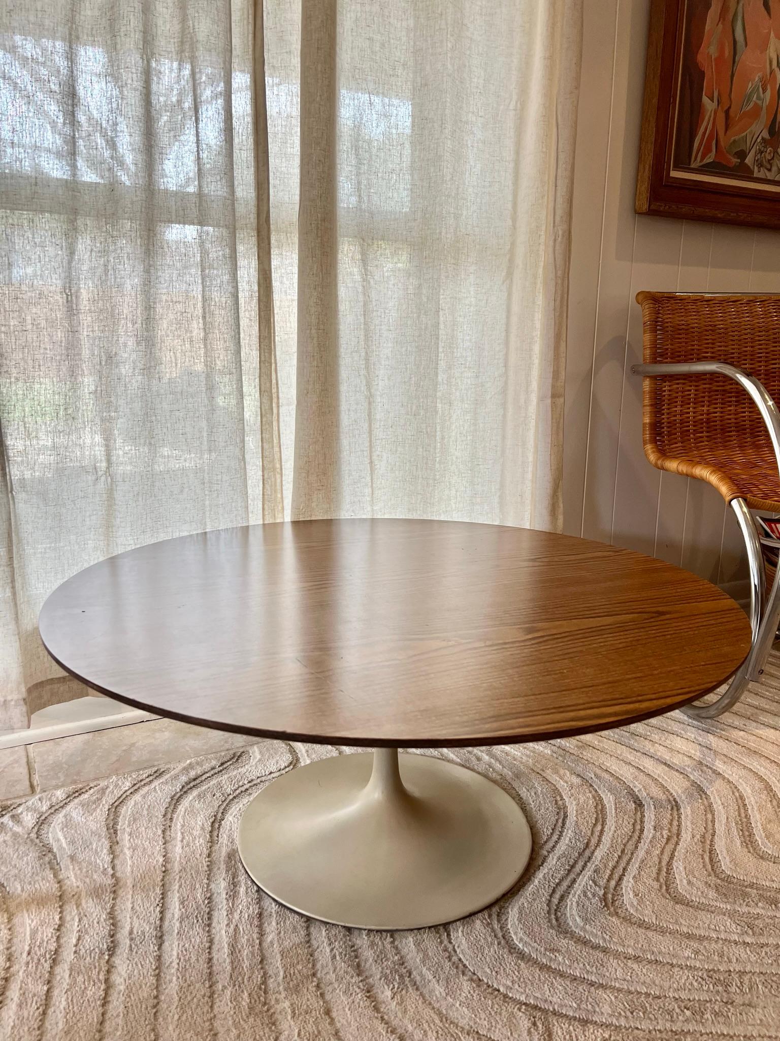 Vintage Mid-Century Modern Pedestal Tulip Walnut Coffee Table by Knoll Associate For Sale 4
