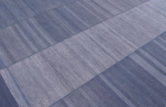 Pelas Handgewebter Flachgewebe-Teppich in Blau, Mid-Century Modern
