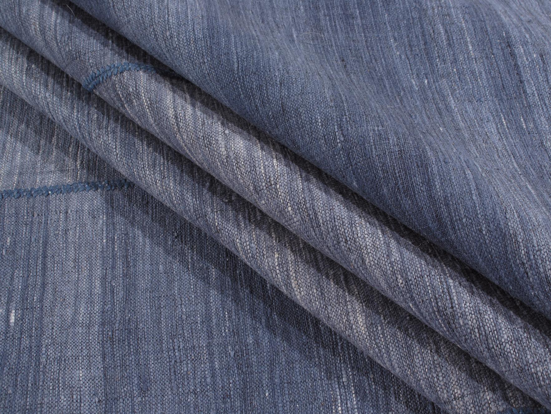 Alfombra plana tejida a mano Pelas vintage de mediados de siglo en tonos azules Tejido a mano en venta
