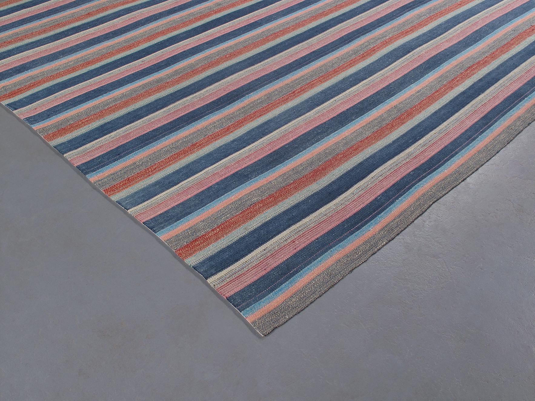 Tapis persan à tissage plat vintage moderne du milieu du siècle dernier Bon état - En vente à New York, NY