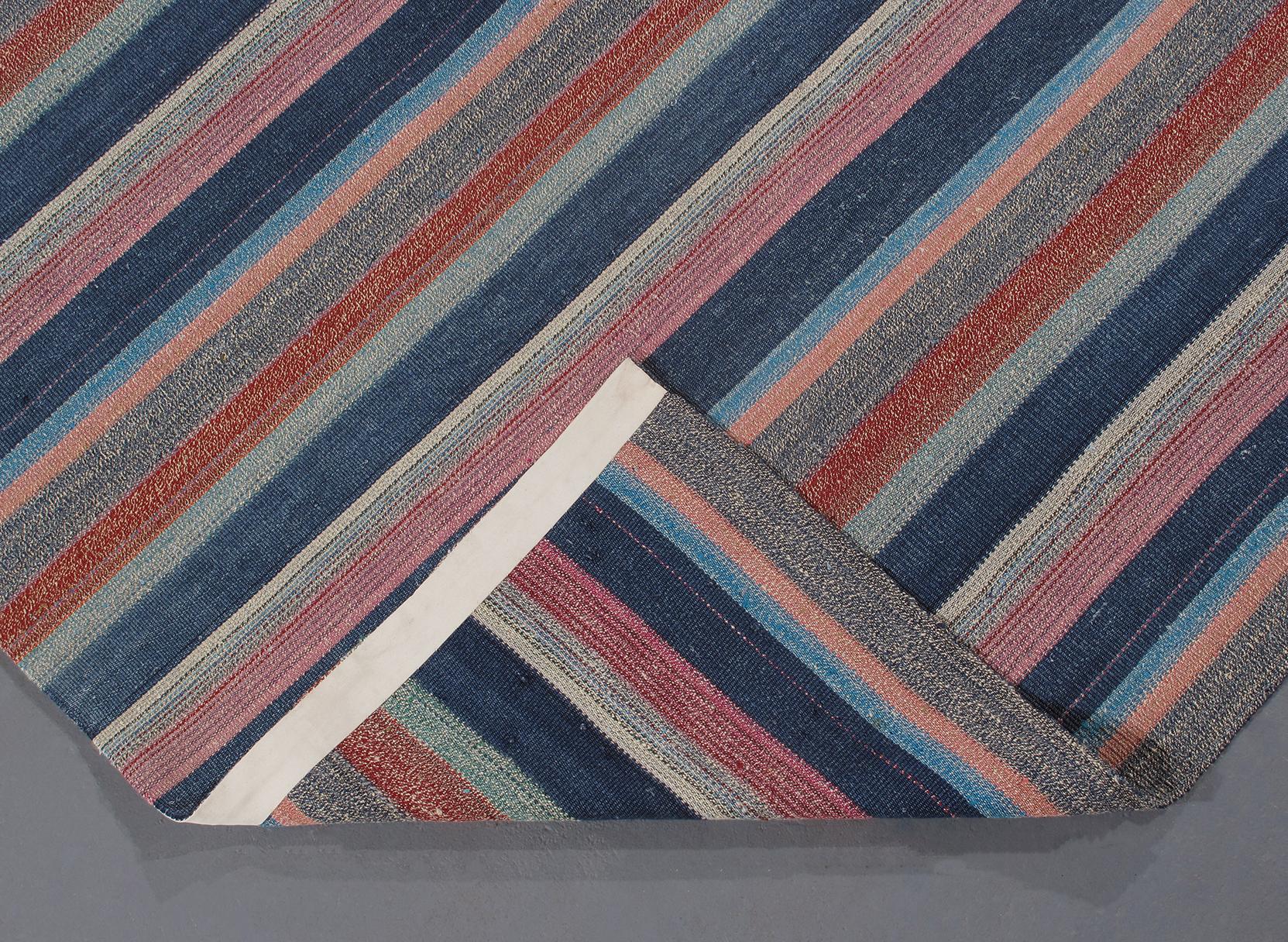 20ième siècle Tapis persan à tissage plat vintage moderne du milieu du siècle dernier en vente