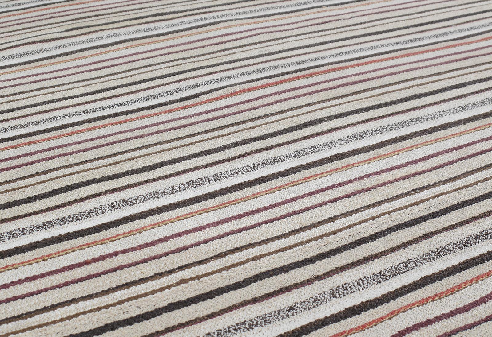 La collection Mid-Century Modern a été habilement sélectionnée par N A S I R I et est exclusive à notre salle d'exposition. Ces tissages plats incarnent la sophistication minimaliste qui a émergé au milieu du 20e siècle et qui continue de prospérer