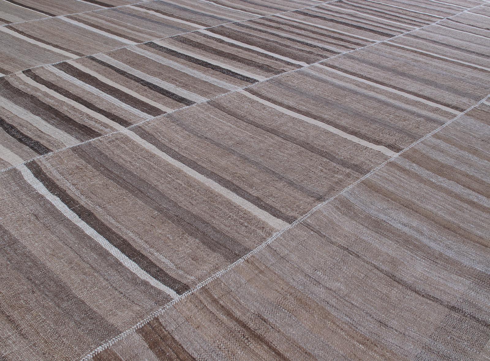 Ces tissages plats incarnent la sophistication minimaliste qui a émergé au milieu du 20e siècle et qui continue de prospérer aujourd'hui. Nous jetons un pont entre les éléments du passé et du présent en utilisant des techniques complexes et la