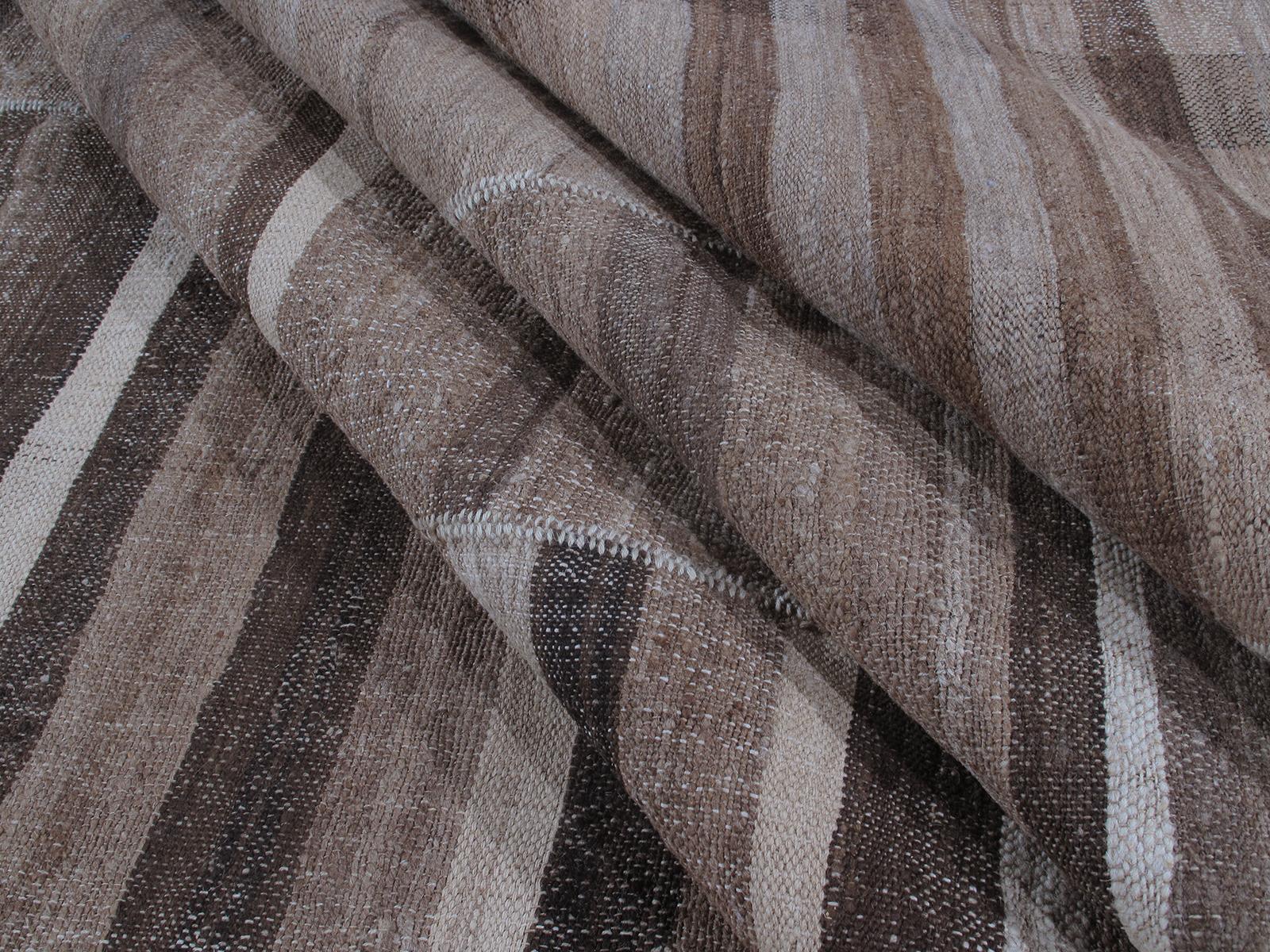 Mid-Century Modern Tapis persan tribal tissé à plat moderne du milieu du siècle dernier en vente