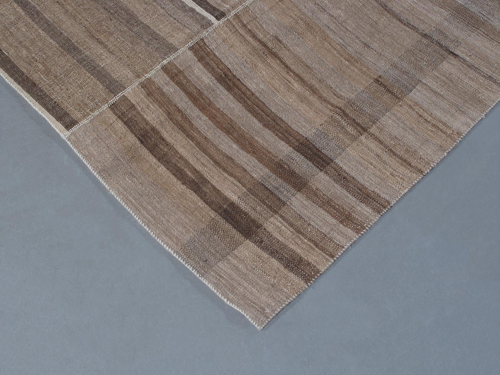 Perse Tapis persan tribal tissé à plat moderne du milieu du siècle dernier en vente