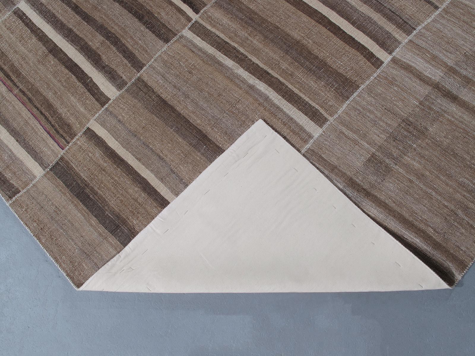 Tissé à la main Tapis persan tribal tissé à plat moderne du milieu du siècle dernier en vente
